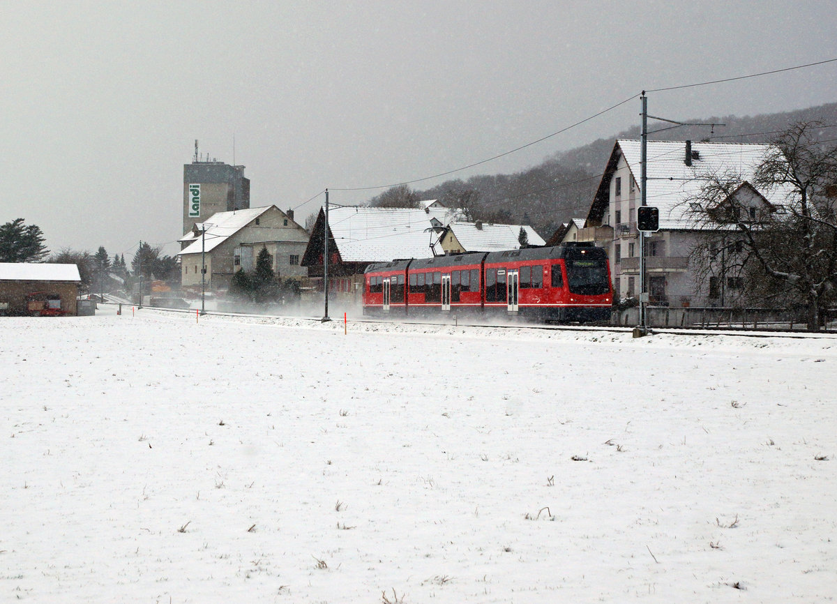 ASm: Regionalzug nach Oensingen mit einem Be 4/8 bei Niederbipp am 3. Januar 2017 während einem Schneegestöber.
Foto: Walter Ruetsch
