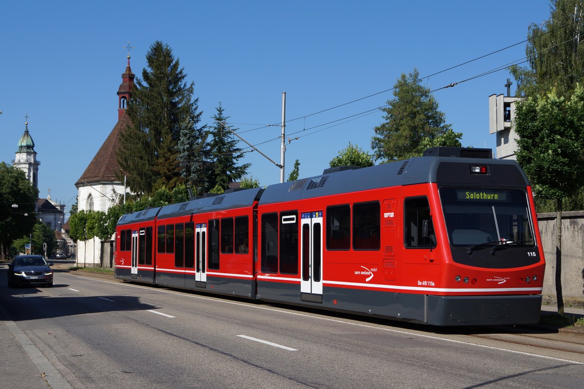 ASm: Regionalzug Oensingen-Solothurn HB mit dem STAR Be 4/8 115  NEPTUN  auf dem Strassenbahnabschnitt bei Solothurn vor der Kulisse von drei Kirchen am 4. Juni 2015.
Foto: Walter Ruetsch