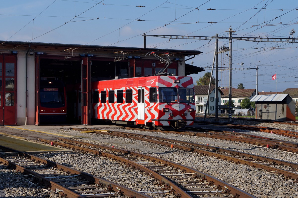 ASm: Reservependelzug mit Be 4/4 14 (ehemals FW) beim Verlassen der Werkstätte Langenthal am 20, Oktober 2015.
Foto: Walter Ruetsch