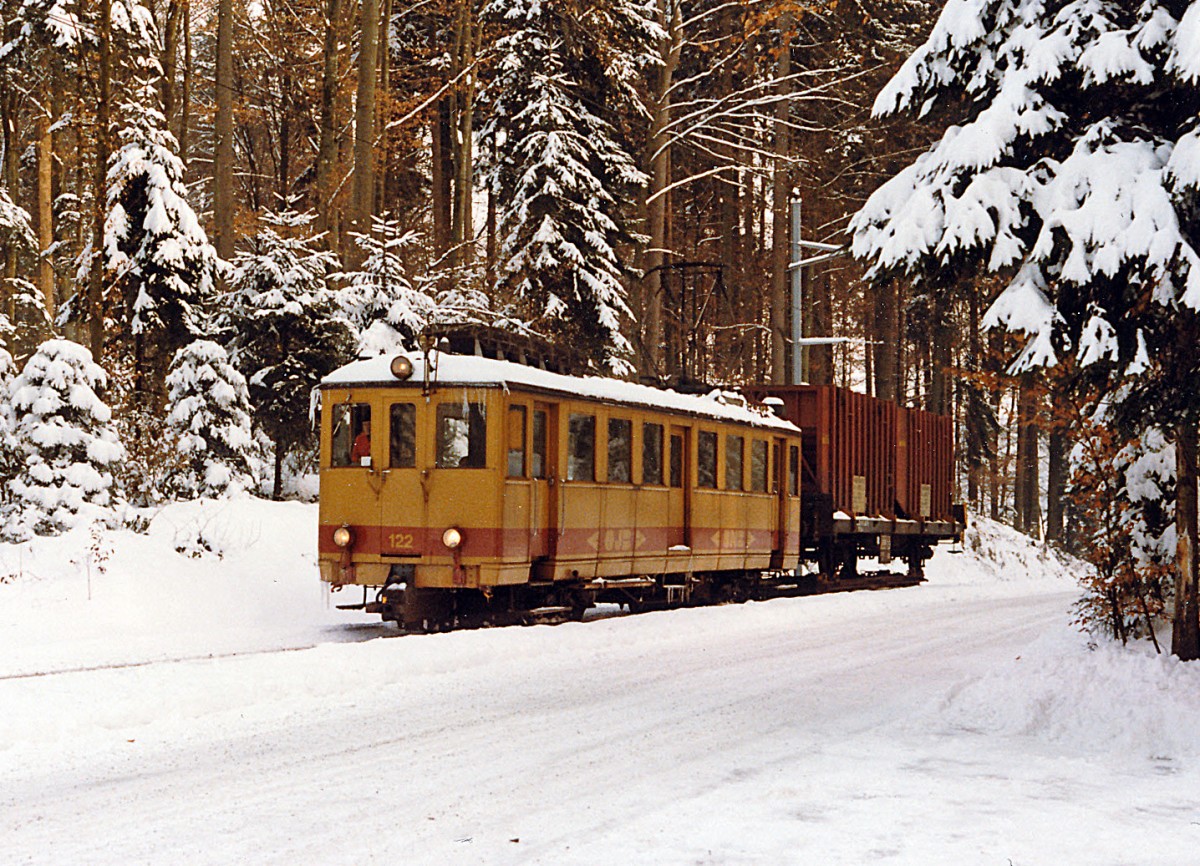 ASm/OJB: Kehrichtzug Langenthal-Niederbipp mit De 4/4 122 ex LMB CFe 4/4 Nr 6 (1917) zwischen Kleben und Bannwil im Dezember 1985. Damals wurde der Kehricht noch von der Verladestation Langenthal mit Normalbahngüterwagen auf Schmalspur-Rollschemel zum SBB-Bahnhof Niederbipp transportiert, wo die Kehrichtwagen von einem SBB-Güterzug übernommen wurden, der sie  nach Solothurn-HB brachte. Heute werden die Kehrichtwagen nur noch auf einem kurzen Schmalspur-Streckenabschnitt auf Rollböcken von der KEBAG-Verladestation zur ASm-Rollbockanlage Langenthal transportiert. Im September 1992 wurde der De 4/4 122 abgebrochen.
Foto: Walter Ruetsch  