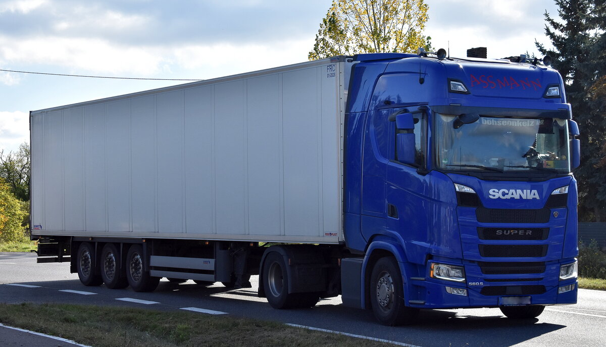 Assmann (Transport) Logistik GmbH mit einem Sattelzug mit neuerer SCANIA SUPER 560 S Zugmaschine am 13.10.25 Höhe Bahnübergang Rodleben.
