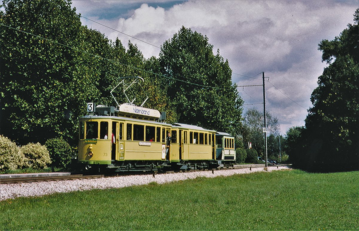 ASSOCIATION NEUCHATELOISE DES AMIS DU TRAMWAY
ANAT/TRN
Sonderzug bestehend aus Be 2/2 73, 1922 + B2 143, 1914 + B2i 1, 1894 bei Colombier unterwegs auf der Fahrt nach Boudry im September 1994.
Foto: Walter Ruetsch