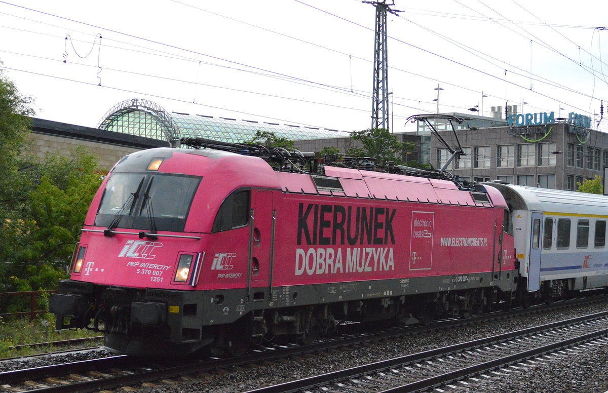Auch der EC nach Warschau ließ sich vom gewaltigen Unwetter nicht von der Fahrt abhalten, hier PKP Intercity Husarz 5 370 007 am 22.07.17 Berlin-Köpenick.