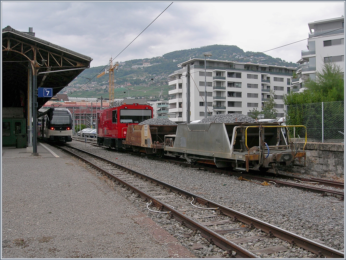 Auch die HGem 2/2 2501 wird für die Bauarabeiten eingesetzt und wartet mit den Schotterwagen Fdk 906 und Fdk 903 auf den Einsatz.
Vevey, den 17. August 2018