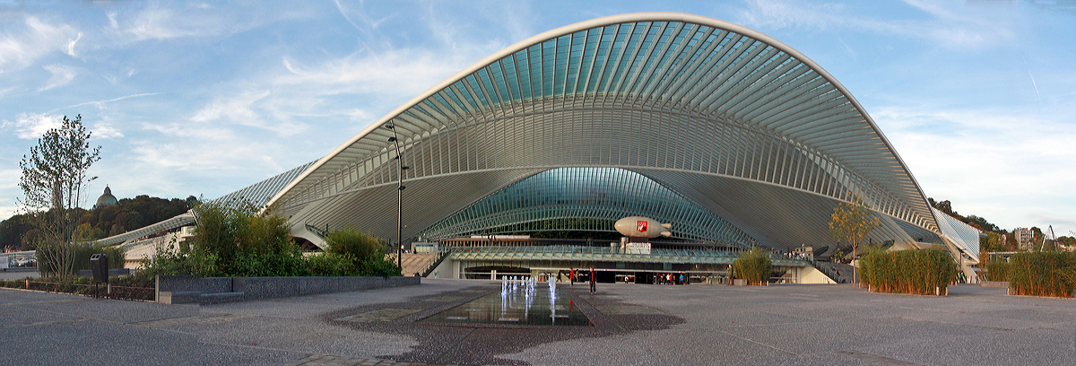 
Auch ich hab am 18.10.2014 ein Panoramabild vom wunderschönen Bahnhof Liège Guillemins. Da meine Kamera keine Panorama Funktion hat, musste ich drei Einzelbilder mittels Software zusammensetzen.
 
Ich Kann Jeanny´s Text (von dem wunderschönen Panoramabild) nur zustimmen:  Der Bahnhofsvorplatz sehr geschmackvoll ausgefallen und ist sehr schön geworden.
