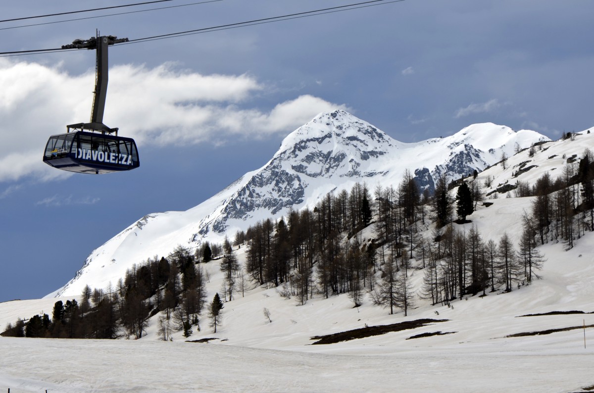 Auch Mitte Mai bringt die Seilbahn Fahrg�ste auf die Diavolezza von 2093 auf 2978 m H�he. (16.05.2014)