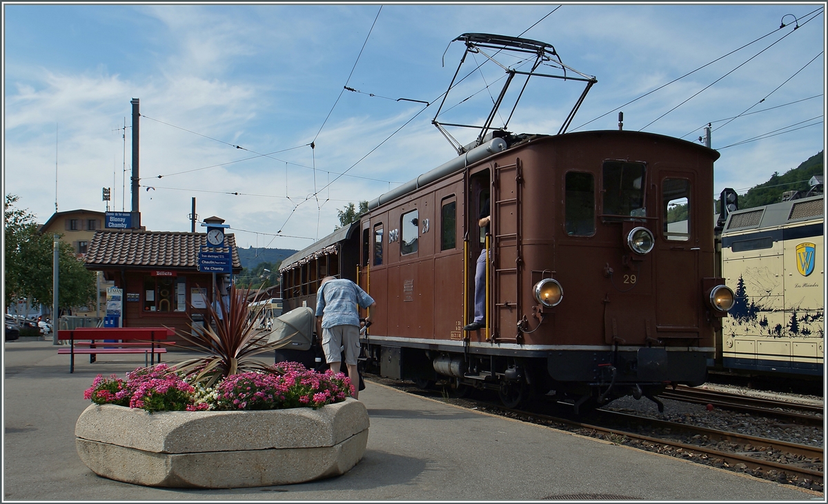 Auch eine Museumsbahn bietet Alltags-Szenen: Während die BOB HGe 3/3 29 in Kürze Richtung Chamby fahren wird, verabschieden sich Mutter und Kind vom Lokführer.
Blonay, den 12. Juli 2015 