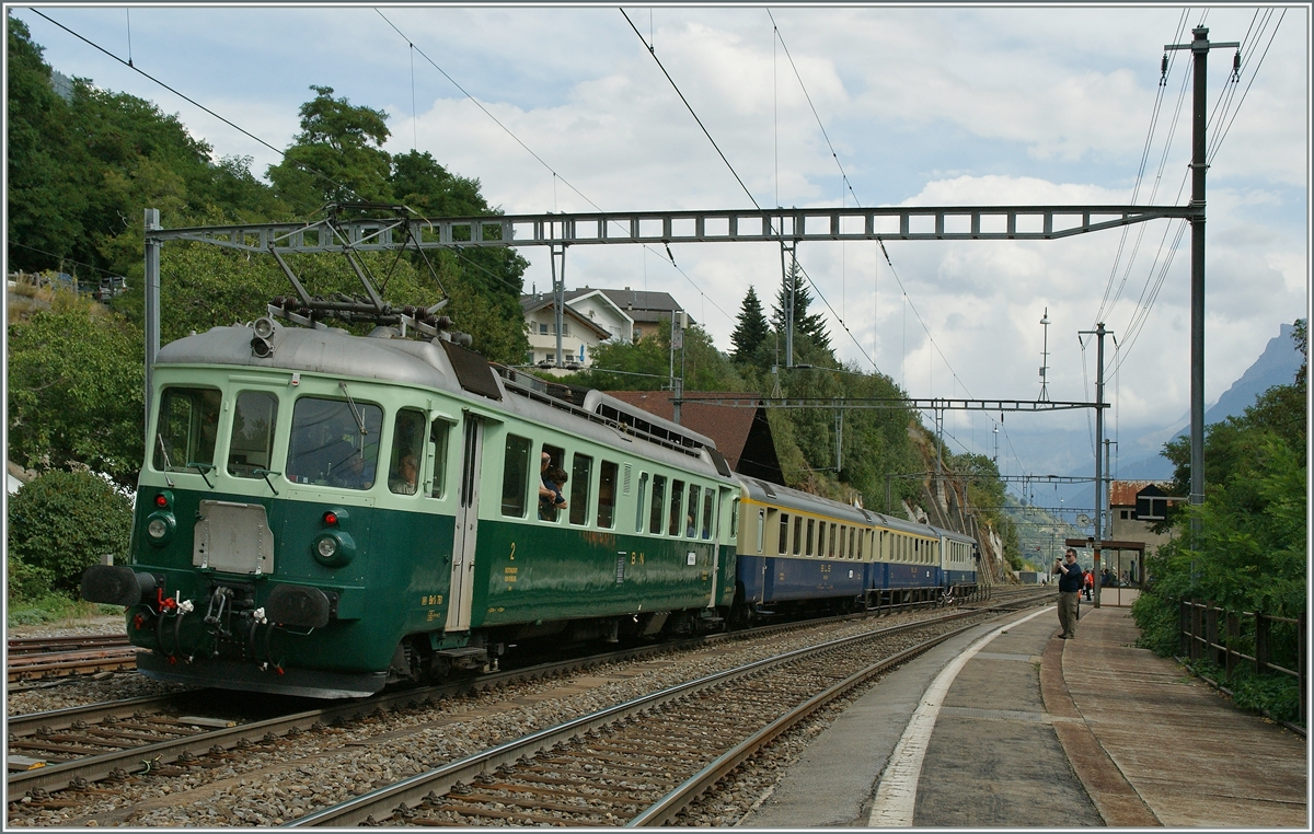 Auch der sch�ne Be 4/4  Wellensitich  war beim S�drampefest im Einsatz, hier beim Halt in Ausserberg.
7. Sept. 2013 