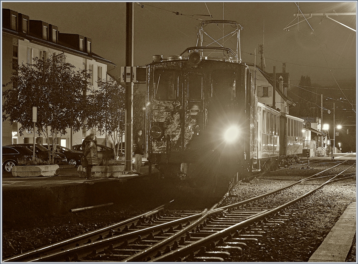 Auch das schönste Fest geht mal zu Ende: Nach dem die Bernina Bahn Ge 4/4 81 den letzten fahrplanmässigen Zug nach Blonay gebracht hat, macht sie sich nun bereit, den Leermaterialzug nach Chaulin zu fahren.
28. Oktober 2018