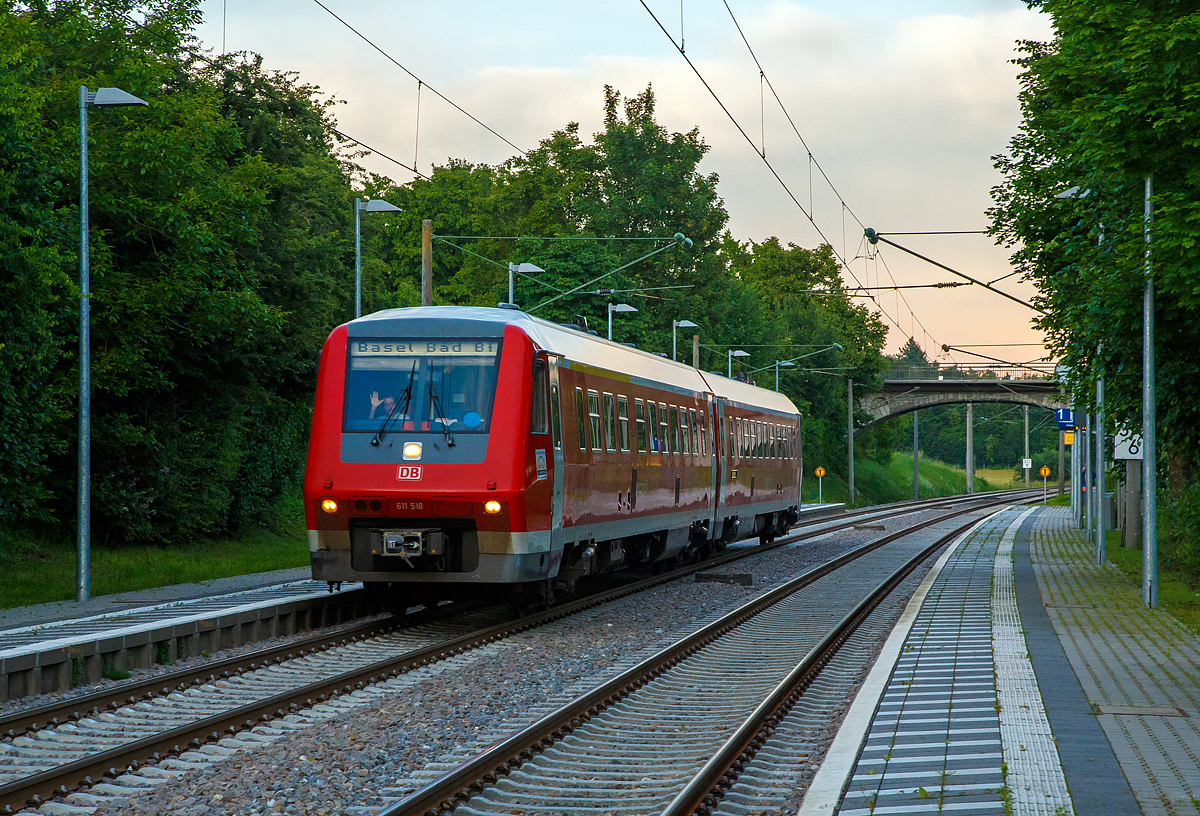 Auch schon historisch, da diese Diesel-Triebzüge mit Neigetechnik bereits abgestellt wurden....
Der zweiteilige VT 611 518 / 611 018 (95 80 0611 518-1 D-DB / 95 80 0611 018-2 D-DB) der DB Regio fährt am 17.06.2016 durch den Hp Bietingen in Richtung Schaffhausen. Er fährt als IRE 3 (3076)  die Verbindung Singen - Schaffhausen - Basel Bad Bf.. Betreiber der Linie (IRE 3) ist die DB ZugBus Regionalverkehr Alb-Bodensee GmbH (Ulm).
Nachmals einen lieben Gruß an den freundlichen Triebfahrzeugführer zurück.

Der Diesel-Triebzug mit Neigetechnik wurde 1996 von Adtranz (ABB Daimler-Benz Transportation GmbH)  unter den Fabriknummern 22022 (018) und 22023 (518)  gebaut und an die DB geliefert. Seit Juni 2018 ist der VT, wie so viele, im DB Stillstandsmanagment (SSM) in Mukran abgestellt.

Die VT der DB-Baureihe 611 sind zweiteilige Triebzüge mit Neigetechnik für den schnellen Schienenpersonennahverkehr, die von der Deutschen Bahn beschafft und eingesetzt wurden. Die Fahrzeuge waren Nachfolger der Baureihe 610. Im Gegensatz zur Baureihe 610 bewährten sich die von ADtranz neuentwickelten Fahrzeuge nicht. Ihr planmäßiger Einsatz endete 2018.

Im Unterschied zum Vorgänger (BR 610) Neigetechnik. Das Neigetechnik-System von Adtranz (heute Bombardier) baut auf einem System auf, das beim Leopard-Panzer dazu dient auch bei schneller Fahrt über Geländeunebenheiten gezielt schießen zu können. Dazu wird das Rohr der Hauptwaffe durch eine Art Neigetechnik in der waagerechten gehalten.  Natürlich hat das endgültige Neigesystem nicht mehr viel mit dem des Panzers gemeinsam. Die Neigung erfolgt aber nicht, wie bei FIAT, mit Hilfe einer Hydraulik sondern stattdessen elektrisch mit Hilfe von Servomotoren. Bei diesem System beträgt der mögliche Neigewinkel ebenfalls 8°.

Große Probleme hatten vor allem die Neigetechnik und Anrisse in klassischen, aber neu optimierten Fahrwerksteilen bereitet. Infolgedessen wurden die Fahrzeuge lange Zeit mit geringen Geschwindigkeiten gefahren und die aktive Neigetechnik kam nicht zum Einsatz. Aufgrund der Probleme wurde eine Option zum Abruf 50 weiterer Triebzeuge dieser Baureihe nicht eingelöst. In der Folge schrieb die Deutsche Bahn einen neuen Auftrag für die Nachfolge-Baureihe 612 aus, der wieder an die Firma Adtranz aus Hennigsdorf. Diese wurde in weiten Teilen neuentwickelt, um den Problemen mit der Neigetechnik bei der DB-Baureihe 611 zu begegnen.

TECHNISCHE DATEN:
Nummerierung: 611 001/501–050/550
Gebaute Anzahl:  50
Hersteller: Adtranz
Baujahre: 1996–1997
Ausmusterung: 2019
Spurweite: 1.435 mm (Normalspur)
Achsformel: 2’B’+B’2’
Länge über Kupplung: 51.750 mm
Dienstgewicht (tara): 104,0 t
Höchstgeschwindigkeit: 160 km/h
Installierte Leistung: 2 x 540 kW (2 x 735 PS)
Motor: MTU-Dieselmotor MTU 12 V 183 TD 13
Nenndrehzahl: 2100/min
Leistungsübertragung: hydraulisch (Voith-Strömungsgetriebe T 312br mit einem Strömungswandler und zwei Strömungskupplungen)
Max. Neigewinkel: 8°.
Tankinhalt: 2× 1300 l
Sitzplätze: 148 (23 in der 1. Klasse und 125 in der 2. Klasse)
Besonderheiten: Mehrfachsteuerung für bis zu vier Einheiten in Traktion

Zum 30. April 2018 wurde die Baureihe 611 auch auf der IRE-Linie Ulm–Basel durch die Baureihe 612 abgelöst, sie wurde seitdem nur noch ersatzweise eingesetzt. Im Juli 2019 wurde der letzte Triebwagen, 611 021, abgestellt. Bis auf einen verschrotteten VT sind alle Triebwagen der Baureihe 611 im DB Stillstandsmanagement Mukran abgestellt.  

Über die ganzen Probleme mit der Baureihe könnte ich hier einen Roman schreiben, dies würde aber hier den Rahmen sprengen. Aber was ich nicht verstehe das man 20 Jahre braucht um festzustellen dass die Triebzüge nicht für den Einsatzzweck tauglich sind. Zumal uns andere Länder zeigen das Triebzug mit Neigetechnik ihren Sinn haben und auch störungsfrei laufen können
