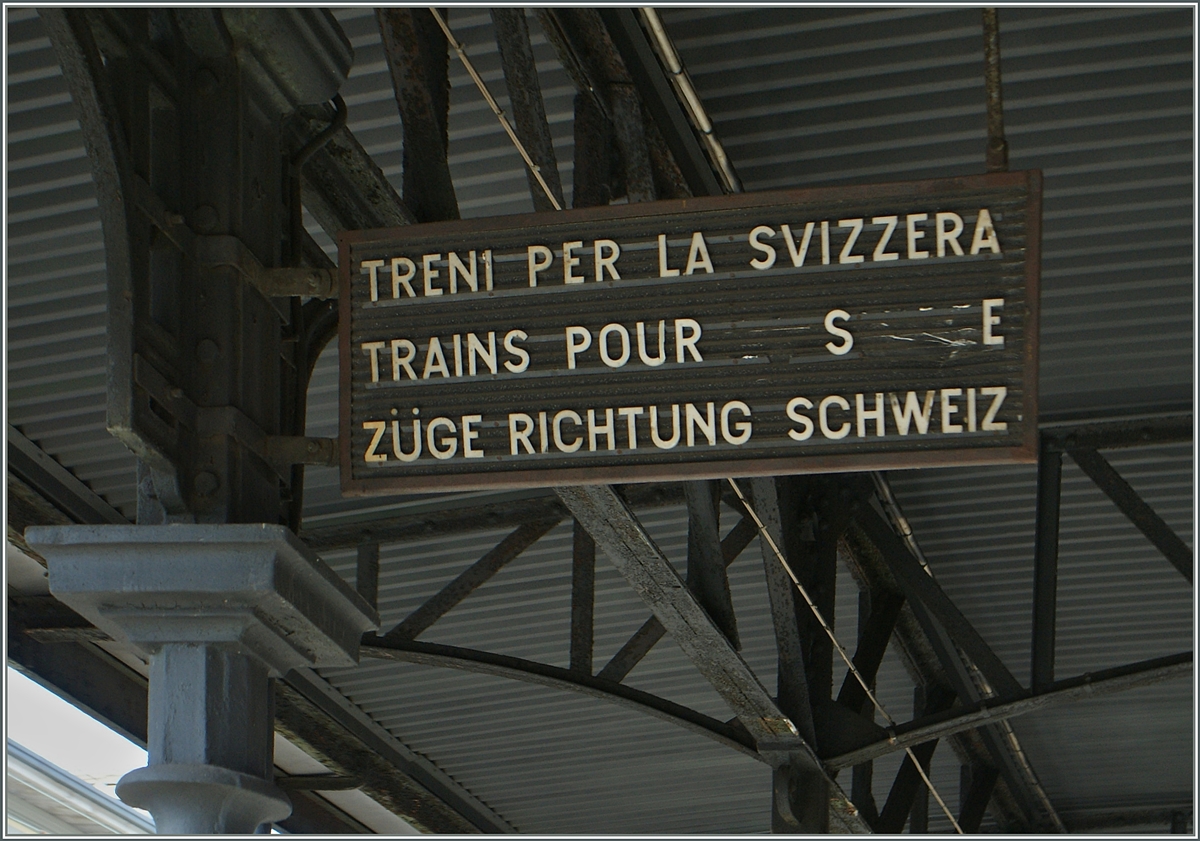 Auch wenn die Buchstaben langsam abfallen, Z�ge in die Schweiz fahren immer noch ab diesem Bahnsteig.
Domodossola, den 31. Okt. 2013