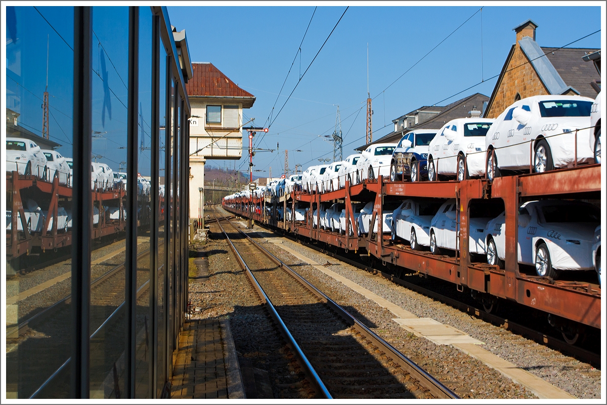 Auch wenn ein Gleis dazwischen liegt, so sollte man kein Leichtgewicht sein, wenn solch ein Autozug durch den Bahnhof rauscht und man ihm nachschaut. Der Sog ist schon sehr mächtig......

Hier ist es die 151 035-3 der DB Schenker Rail Deutschland AG welche am 08.03.2014 einen langen Autotransportzug durch den Bahnhof Kreuztal in Richtung Hagen zieht.
