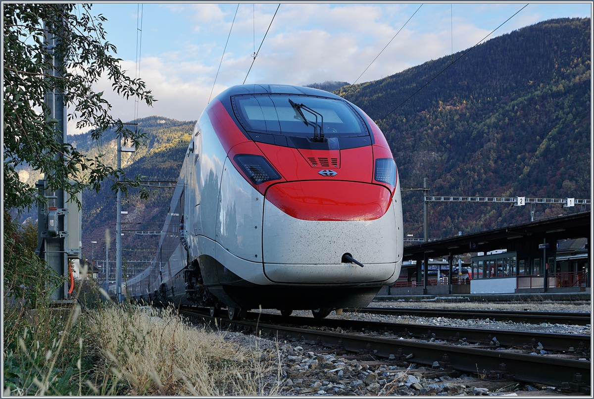Auch wenn er nicht gerade geschickt steht, freute ich mich, den schönen Giruno sehen und fotografieren zu dürfen.
Der RABe 501 002 (UIC 93 85 0 501 002-6 CH-SBB) steht in Martigny, wohl für Testfahrten zwischen Martigny und Sion.
30. Okt. 2017