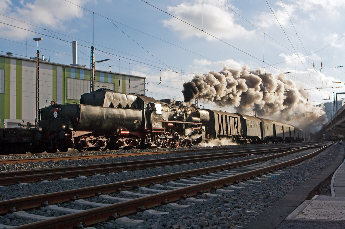 
Auch wenn Sankt Nikolaus am 06.12. war, so gab es noch am 07.12.2014 Nikolausfahrten der Eisenbahnfreunde Betzdorf (EFB) mit ihrer 52 8134-0 (ex DB 052 134-4, ex DR 52 8134-0) auf der Ruhr-Sieg-Strecke (KBS 440) von Siegen nach Altenhundem. Hier auf iherer 2. Fahrt des Tages in Richtung Altenhundem, konnte ich sie in Siegen-Gesweid, Tender voraus ablichten.
