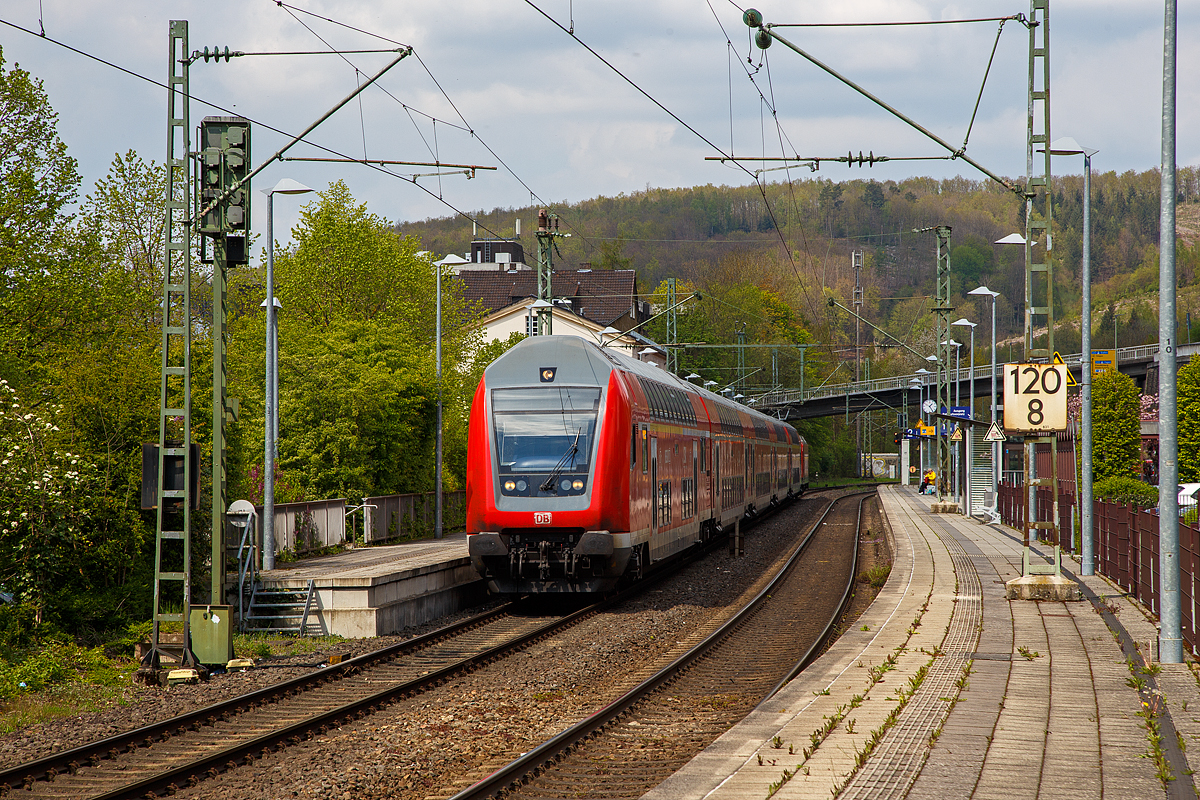 Auch wenn der Zug rot ist, so wird es langsam grün....
Der RE 9 - Rhein Sieg Express (RSX) Siegen - Köln – Aachen hat am 27.04.2022, Steuerwagen voraus, den Bahnhof Kirchen (Sieg) erreicht, Schublok war die 146 005-4.
