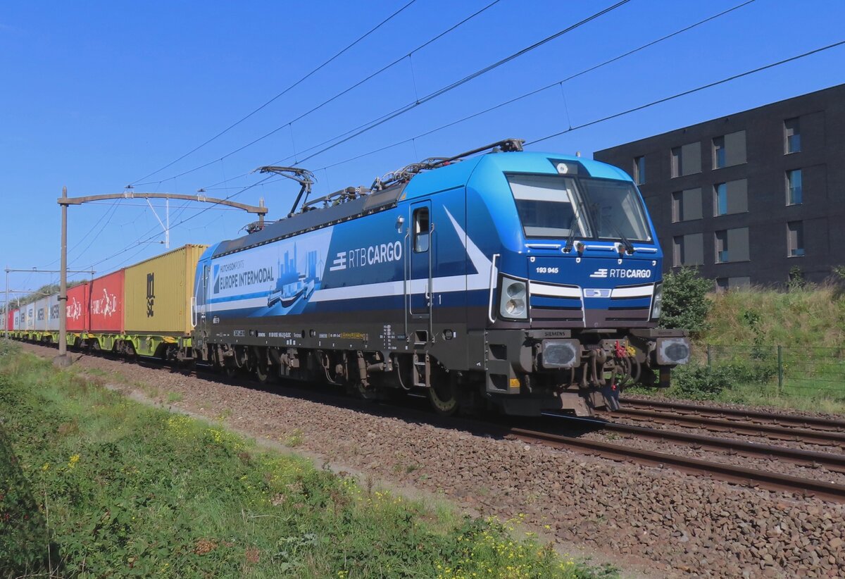 Auf den 1.fahrt mit nagelneue Aufkleber f�r Hutchison Port schleppt RTBC 193 945 am 23 Augustus 2023 der Blerick-KLV durch Tilburg-Reeshof, wo das Bild vom hinter ein heckwerk entstand.
