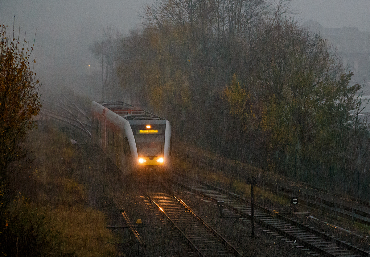
Auf dem Herbst folgt zugleich der Winter...
Es wurde mit einem Schlag im Hellertal dunkel und es fing an zu schneien. Ein Stadler GTW 2/6 der HellertalBahn fährt am 22.11.2015, als RB 96  HellertalBahn  (Betzdorf - Herdorf - Neunkirchen), von Herdorf weiter in Richtung Neunkirchen.

