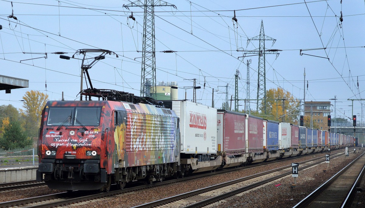 Auf dem Rückweg nach Rotterdam, MRCE Dispolok von ERSR, E 189 206 mit dem KLV-Zug am 22.10.15 Bhf. Flughafen Berlin-Schönefeld.