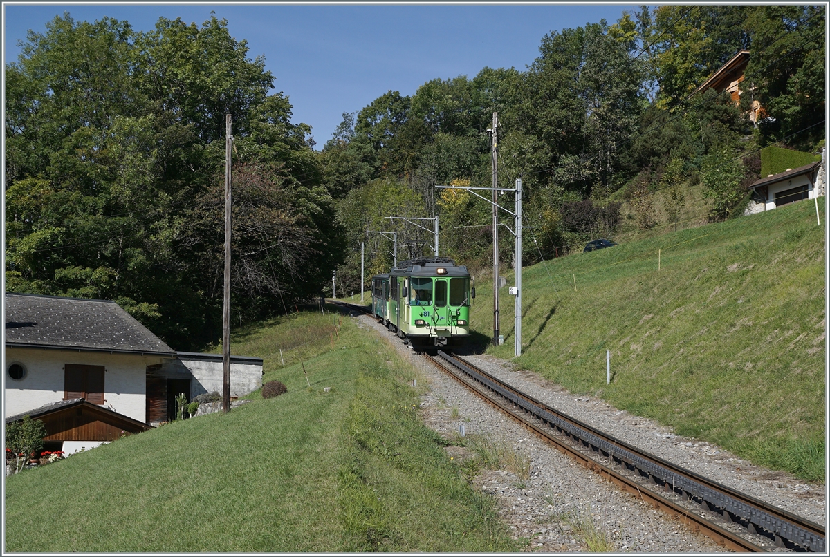 Auf dem Streckenabschnitt von Gryon bis Bevieux ist die Linie eigentrassiert. Hier bei Les Posses ist der BDhe 4/4 81 mit seinem Bt auf  dem Weg nach Bex. 

11. Okt. 2021
