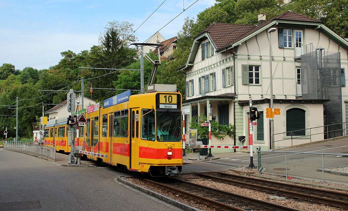 Auf dem Weg nach Dornach verlassen Be 4/8 254 und ein Be 4/6 am 08.08.2015 die Haltestelle M�nchenstein Dorf