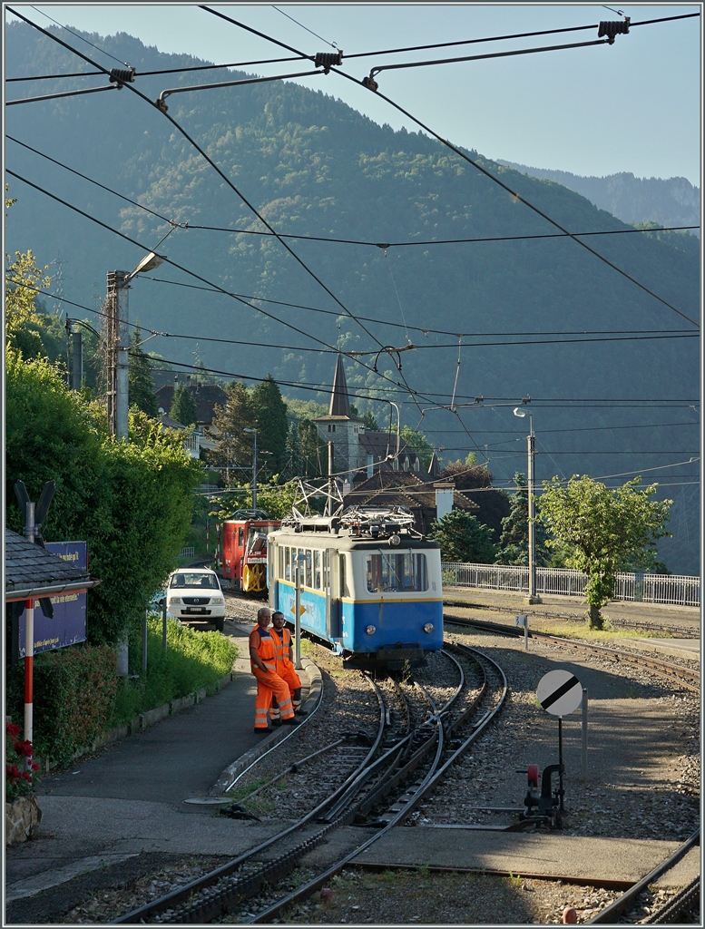 Auf der Fahrt von Montreux zu den Rochers des Naye trifft man immer wieder auf die mittlerweile hier gut bekannten Bhe 2/4, doch meist sind sie abgebügelt...
Um so grösser die Freude, als ich in Glion den fahrbereiten Bhe 2/4 207 entdeckte.
28. Juni 2016