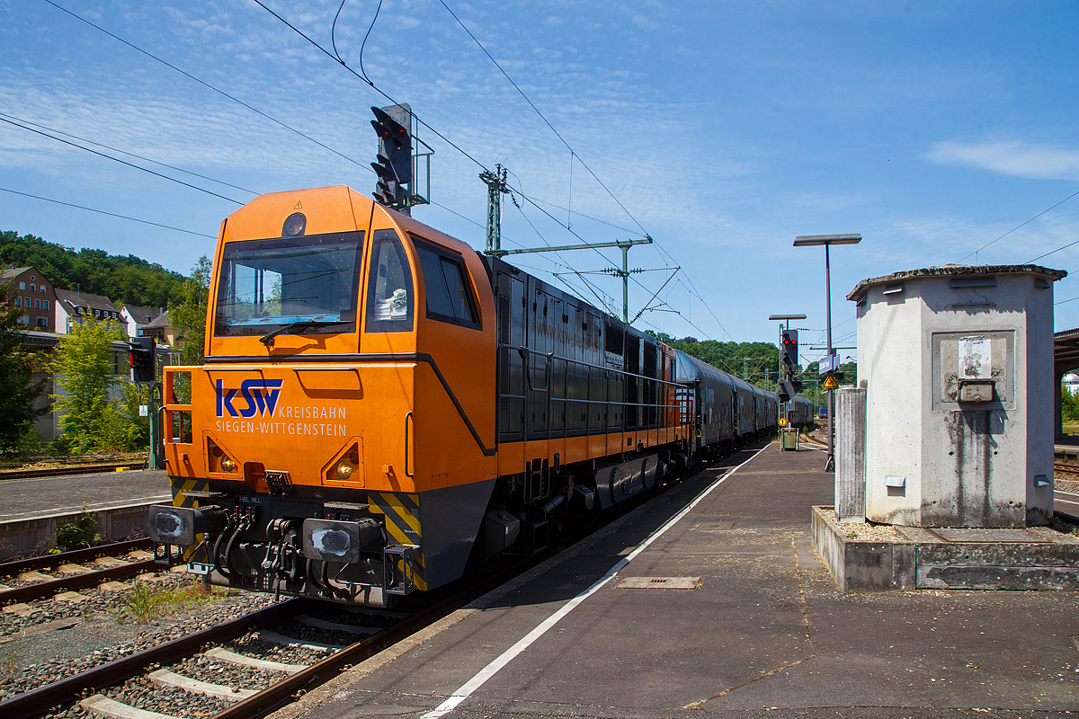 Auf der Hellertalbahn läuft alles wie am Schnürchen, auch wenn in Betzdorf (Sieg) Bahnchaos war....
Die KSW 43 (92 80 1273 018-2 D-KSW) der KSW (Kreisbahn Siegen-Wittgenstein), fährt am 17.06.2022 mit einem beladenen Coilzug (VTG Coilwagen der Gattung Shimmns-ttu) durch den Bahnhof Betzdorf (Sieg), nun über die Hellertalbahn in Richtung Herdorf, zum KSW Rbf (Betriebsstätte Freien Grunder Eisenbahn - NE 447). Von Herdorf geht es später (meist durch eine andere Lok) nach Neunkirchen-Salchendorf zum Pfannenberg.
