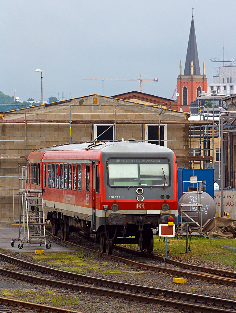 
Auf Hilfsdrehgestelle (ähnl, Rollböcken) aufgebockt ist der Dieseltriebwagen 628 224-6 / 928 244-3 der Kurhessenbahn (DB Regio Hessen) am 26.05.2014 beim BW Limburg/Lahn abgestellt. Die Aufnahme wurde durch den Zahn vom Gehweg aus gemacht. 

Der Triebzug wurde 1988 bei der DÜWAG (Düsseldorfer Waggonfabrik AG) unter den Fabriknummern 88716 / 88717 gebaut. 
Am 22.06.2013  verunglückte der Triebzug auf der Oberen Lahntalbahn (KBS 623) an einem Bahnübergang in Saßmannshausen (bei Bad Laasphe) schwer. Es kam zu einem Zusammenprall mit einem 40-Tonner Sattelschlepper, dabei wurden leider 32 Menschen verletzt. Siehe auch: http://www.derwesten.de/staedte/nachrichten-aus-bad-berleburg-bad-laasphe-und-erndtebrueck/schweres-zugunglueck-mit-32-verletzten-bei-bad-laasphe-id8100501.html  

Der Wagenkasten sieht wieder gut aus, ich hoffe die Verletzten Menschen sind auch alle wieder wohlauf.
