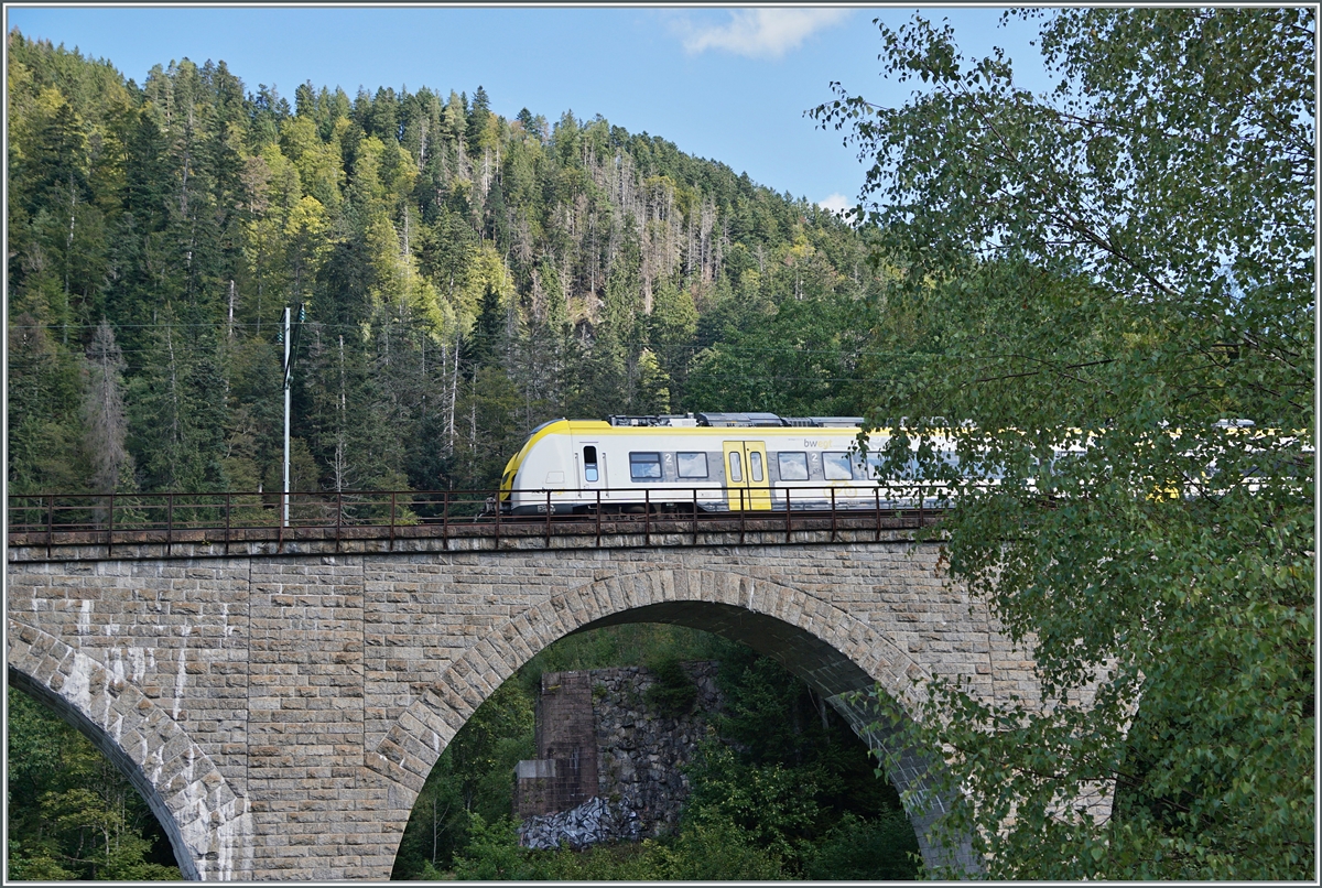Auf der Höllentalbahn ist ein DB Alstom Coradia Continental 1440 auf der Ravenna-Bücke unterwegs. Das qualitativ nicht so besondere Bild zeit neben der 224 Meter lange und 36 Meter hohe Steinbogen Brücke im Hintergrund den Brückenkopf der gut 30 Meter nördliche gelegene Stahlkonstruktion Brücke von 1885. 

24. Sept. 2023