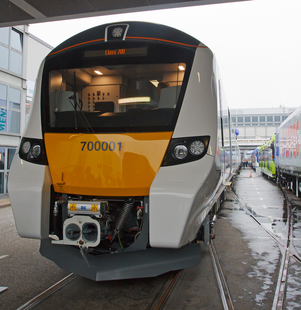 Auf der InnoTrans 2014 in Berlin wurde auch die neue Britische Klasse 700 /Thameslink (British Rail Class 700) von Siemens Rail Systems, auf dem Freigel�nde vorgestellt (26.09.2014).

Die Britische Klasse 700 ist eine im Bau befindliche Baureihe elektrischer Nahverkehrstriebz�ge aus dem von Siemens Rail Systems entwickelten Fahrzeugkonzept Desiro City. Sie sollen ab 2016 den Fahrgastbetrieb auf der Thameslink-Strecke aufnehmen. Die Thameslink-Strecke ist eine Nord-S�d-Verbindung in England, zwischen den St�dten Bedford �ber London nach Brighton. Dabei wird der n�rdliche Abschnitt mit 25 kV Wechselstrom an Oberleitungen, und der s�dliche Abschnitt mit 750 V Gleichstrom an Stromschienen betrieben, f�r beide Systeme sind die Z�ge einsetzbar.

Die Modernisierung der Thameslink-Strecke wurde 2008 beschlossen. Im 2013 kam es zur Vertragsunterzeichnung von 55 zw�lf- und 60 achtteiligen Triebz�gen des neu entwickelten Typs Desiro City. Der Auftragswert des Rollmaterials betr�gt rund 1,8 Milliarden Euro (1,6 Milliarden Pfund). Deren Fertigung findet im Siemens-Werk in Krefeld-Uerdingen statt.

Der Siemens verfolgt wie beim ICx ein Motorwagenkonzept, so dass alle Traktionskomponenten in einem Wagen integriert sind, nicht �ber mehrere verteilt. Pro Motorwagen werden bei der 700er-Klasse 825 kW Energie in Bewegung umgesetzt. Dass ergibt sich aus der angegebenen Gesamtleistung von 3,3 MW (8-Teiler) bzw. 5 MW (12-Teiler).
Laut Herstellerangaben sollen diese Triebzuge bis zu 50 % Energie gegen�ber bestehenden Fahrzeugen einsparen.

Technische Daten der 8-Wagen-Konfiguration (Cass 700.0):
Spurweite:  1.435 mm (Normalspur)
Bestellte Z�ge: 60 St�ck
Achsfolge:  Bo‘Bo‘+2‘2‘+Bo‘Bo‘+2‘2‘+2‘2‘+Bo‘Bo‘+2‘2‘+Bo‘Bo‘ 
Nennl�nge je Wagen: 20 m
L�nge �ber Kupplung: 162.000 mm
Breite: 2.800 mm
Fu�bodenh�he:  1.100 mm
Triebraddurchmesser: 820 mm (neu) 760 mm (abgenutzt)
Eigengewicht: 278 t
H�chstgeschwindigkeit: 160 km/h (100 mph)
Stundenleistung: 3.300 kW
Stromsysteme:  
�ber Oberleitung: 25 KV AC/50 Hz AC 
�ber 3. Schiene (Stromschiene) 750 V DC

Abweichende Technische Daten der 12-Wagen-Konfiguration (Cass 700.1):
Bestellte Z�ge: 55 St�ck
Achsfolge:  Bo‘Bo‘+2‘2‘+Bo‘Bo‘+Bo‘Bo‘+2‘2‘+ 2‘2‘+2‘2‘+2‘2‘+Bo‘Bo‘+Bo‘Bo‘+ 2‘2‘ +Bo‘Bo‘
L�nge �ber Kupplung: 242.600 mm
Eigengewicht: 410 t
Stundenleistung: 5.000 kW