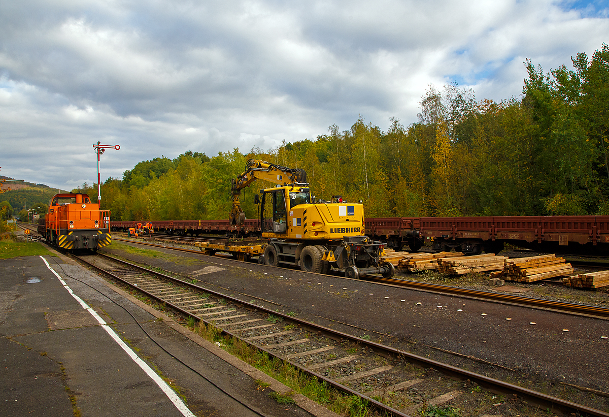 
Auf den letzten vorhandenen Metern Gleis der Strecke zwischen Bahnhof Herdorf und Neunkirchen tätigt die KSW 45 (98 80 0276 016-9 D-KSW) eine MaK G 1204 BB der Kreisbahn Siegen-Wittgenstein mit einem 2-achsiger Flachwagen der Gattung Ks 446 am 11.10.2020 in Herdorf den Pendelverkehr.
Hier fährt sie leer vom Bahnhof wieder zur Demontagestelle.

Rechts der Liebherr Zweiwegebagger A 922 Rail Litronic, Kleinwagen Nr. D-HGUI 99 80 9903 415-4, (interne Nr. 54) der Hering Bau GmbH & Co. KG (57299 Burbach) mit dem 5m Chieftain Gleisbauanhänger CT-520, Schienengebundenes Gerät Registrier-Nr. 9783 198.