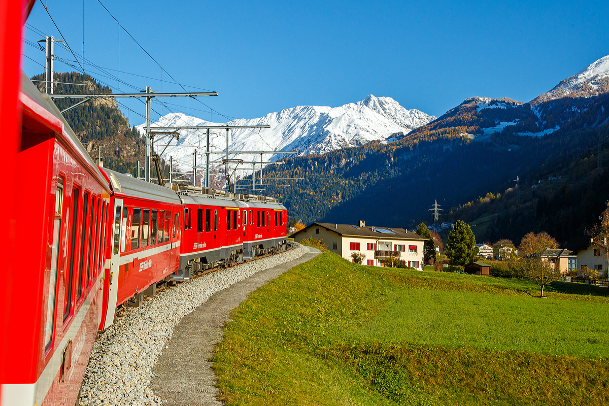 
Auf der Rückfahrt, bei und bestem Kaiserwetter....
Geführt von den beiden RhB ABe 4/4 III Triebwagen, Nr. 53  Tirano  und Nr. 54  Hakone , fährt unser RhB Regionalzug von Tirano nach St. Moritz, hier geht es von Poschiavo weiter in Richtung Alp Grüm.