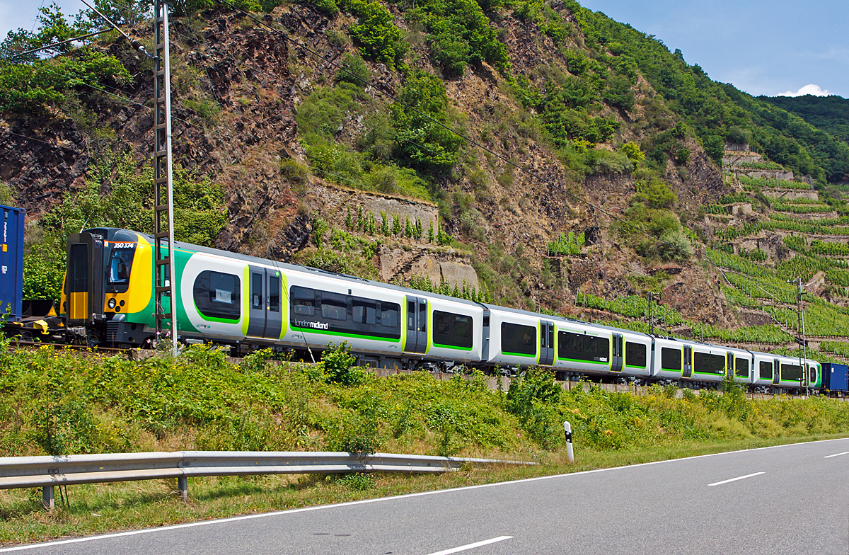 
Auf Überführungsfahrt 350 374 ein funkelnagelneuer Desiro Class 350/3 der London Midland, er wird am 22.06.2014 von der PCW 7 / ER 20-2007 (92 80 1223 081-1 D-PCW) vom Prüf- und Validationscenter Wegberg-Wildenrath der Siemens AG, bei Kobern-Gondorf auf der Moselstrecke (KBS 690) in Richtung Trier gezogen.

Die Fahrzeuge der Class 350 (Britischen Klasse / Baureihe 350) sind vierteilige elektrische Regionaltriebzüge (EMU - electric multiple unit) aus dem von Siemens Rail Systems entwickelten Fahrzeugkonzept Desiro. Bei den Triebzügen in Aluminiumbauweise handelt es sich um Zweisystemfahrzeuge, die entweder mit 750 V an Gleichstromschiene oder mit 25 kV Wechselstrom an Oberleitung fahren können. Daher sind sie universell auf dem englischen Netz einsetzbar. Die klimatisierten Triebzüge verfügen über eine Standardtoilette und ein Behinderten-WC. Die 81.356 mm lagen Triebzüge haben eine Leistung von 1.500 kW, bei einem Eigengewicht von 176t haben sie eine Höchstgeschwindigkeit von 160 km/h.

London Midland ist der Markenname der britischen Eisenbahngesellschaft London and Birmingham Railway Ltd und ein Tochterunternehmen von Govia, einem Joint Venture zwischen Go-Ahead und Keolis.  Sie ist Teil des Verbundes National Rail und übernahm ab November 2007 im Rahmen dessen zahlreiche Strecken von ihren Vorgängern Silverlink und Central Trains. Das Zentrum des etwa 150 Bahnhöfe umfassenden Streckennetzes der London Midland ist die mittelenglische Metropole Birmingham in den Midlands.
