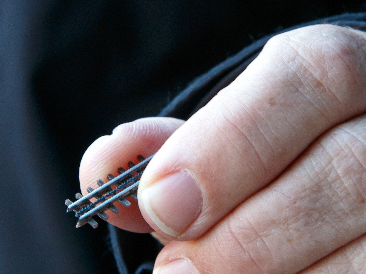 
Auf unserer Reise nach Mailand war ich auch als Lupeninspektor unterwegs, und habe gerne im Bahnhof Brig am 27.12.2015 noch ein Gutachten erstellt. Das neue Ze-Gleis für die „kleine Zahnradbahn“ in Blonay wurde von mir begutachtet und für sehr gut befunden. 

Wenn man sieht wie viel Arbeit dahinter steckt, kann man vor dem Erbauer (Stefan) nur den Hut ziehen.....

