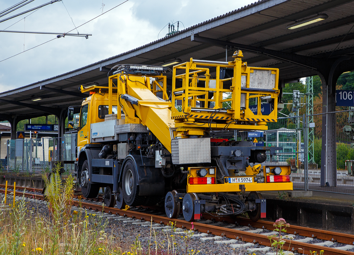 
Aufgegleist (auf Gleis 107) abgestellt in Betzdorf/Sieg am 13.07.2019, das Zweiwege- Oberleitungsmontagefahrzeug (ZW-OMF-3T-L DC 1828/39 mit Hubarbeitsbühne), Schweres Nebenfahrzeug Nr. 97 59 03 502 60-0 (Kfz-Kennzeichen H-X 5974) der SPL Powerlines Germany GmbH.

Das Basisfahrzeug ein Mercedes-Benz Atego 1828 (Daimler Chrysler) wurde 2002 zum Oberleitungsmontagefahrzeug von Schörling-Brock unter der Fabriknummer 02-11-0105, zum Schörling-Brock Typ OMF-3T-SFE, umgebaut.  Das Fahrzeuge hat einen Mercedes-Benz Reihen-6-Zylinder-Dieselmotor vom Typ OM 906 LA, Hubraum 6.374 cm3, Bohung ø102 mm × 130 mm Hub, Leistung 205 kW (279 PS) bei 2.200 U/min (Euro III).

Das Fahrzeug hat zwei absenkbare Drehgestelle mit 8 einzeln hydraulisch (durch Innenverzahnung und Hydromotoren) angetriebenen Rädern, Raddurchmesser 570 mm. 

TECHNISCHE DATEN (Schiene):
Spurweite: 1.435 mm 
Länge über Alles: 9.100 mm 
Eigengewicht: 17,5 t
Nutzlast: 1 t
Anhängelast: 8  t
Kleinster befahrbarer Gleisbogen: R = 50 m
Bremse: Direkte hydraulische Bremse
Zur Mitfahrt zugel. Personenzahl: 1 (und Fahrer)
Höchstgeschwindigkeit (Hg): 25 km/h 
Höchstgeschwindigkeit (Straße): 80 km/h
