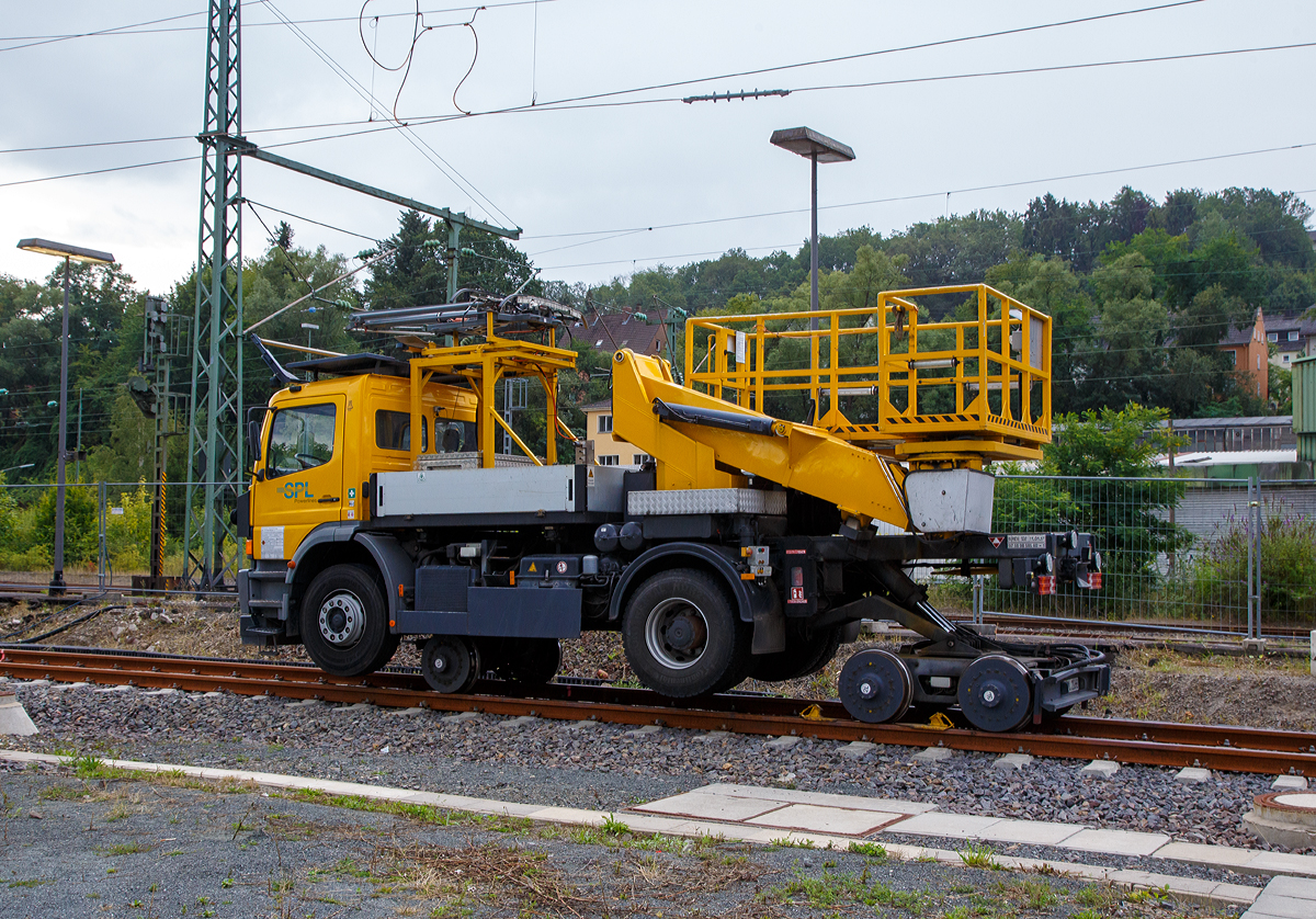 
Aufgegleist (auf Gleis 107) abgestellt in Betzdorf/Sieg am 13.08.2019, das Zweiwege-Oberleitungsmontagefahrzeug mit Hubarbeitsbühne (ZW-OMF-3T-LDC 1828/39), Schweres Nebenfahrzeug Nr. 97 59 98 585 60-1 (Kfz-Kennzeichen H-PL 2068) der SPL Powerlines Germany GmbH.

Das Basisfahrzeug ein Mercedes-Benz Atego 1828 (Daimler Chrysler) wurde 2001 zum Oberleitungsmontagefahrzeug von Schörling-Brock umgebaut.  Das Fahrzeuge hat einen Mercedes-Benz Reihen-6-Zylinder-Dieselmotor vom Typ OM 906 LA, Hubraum 6.374 cm3, Bohung ø102 mm × 130 mm Hub, Leistung 205 kW (279 PS) bei 2.200 U/min (Euro III).

Das Fahrzeug hat eine absenkbare Spurkranzachse und ein absenkbares Drehgestell mit 4 einzeln hydraulisch (durch Innenverzahnung und Hydromotoren) angetriebenen Rädern.

TECHNISCHE DATEN (Schiene):
Spurweite: 1.435 mm 
Länge über Alles: 
Eigengewicht: 16,5 t
Nutzlast: 1 t
Anhängelast: 8  t
Bremse: Direkte hydraulische Bremse und Federspeicherbremse
Zur Mitfahrt zugel. Personenzahl: 1 (und Fahrer)
Höchstgeschwindigkeit (Hg): 25 km/h 
Höchstgeschwindigkeit (Straße): 80 km/h