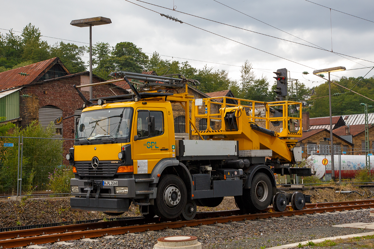 
Aufgegleist (auf Gleis 107) abgestellt in Betzdorf/Sieg am 13.08.2019, das Zweiwege-Oberleitungsmontagefahrzeug mit Hubarbeitsbühne (ZW-OMF-3T-LDC 1828/39), Schweres Nebenfahrzeug Nr. 97 59 98 585 60-1 (Kfz-Kennzeichen H-PL 2068) der SPL Powerlines Germany GmbH.

Das Basisfahrzeug ein Mercedes-Benz Atego 1828 (Daimler Chrysler) wurde 2001 zum Oberleitungsmontagefahrzeug von Schörling-Brock umgebaut.  Das Fahrzeuge hat einen Mercedes-Benz Reihen-6-Zylinder-Dieselmotor vom Typ OM 906 LA, Hubraum 6.374 cm3, Bohung ø102 mm × 130 mm Hub, Leistung 205 kW (279 PS) bei 2.200 U/min (Euro III).

Das Fahrzeug hat eine absenkbare Spurkranzachse und ein absenkbares Drehgestell mit 4 einzeln hydraulisch (durch Innenverzahnung und Hydromotoren) angetriebenen Rädern.

TECHNISCHE DATEN (Schiene):
Spurweite: 1.435 mm 
Länge über Alles: 
Eigengewicht: 16,5 t
Nutzlast: 1 t
Anhängelast: 8  t
Bremse: Direkte hydraulische Bremse und Federspeicherbremse
Zur Mitfahrt zugel. Personenzahl: 1 (und Fahrer)
Höchstgeschwindigkeit (Hg): 25 km/h 
Höchstgeschwindigkeit (Straße): 80 km/h