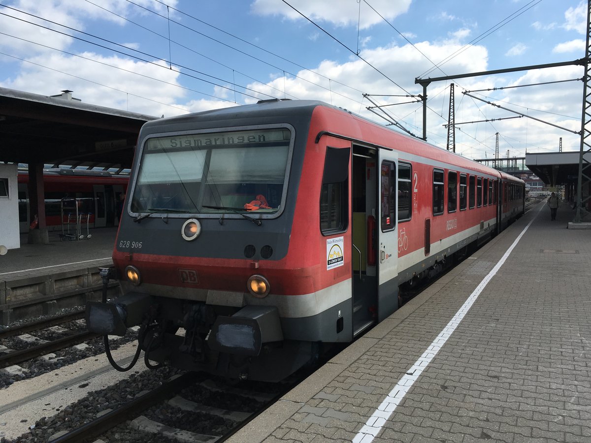 Aufgrund des aktuellen 611&612 Mangels in Ulm kommt auf dem Re Ulm - Sigmaringen wieder so ziemlich alles zum Einsatz was der Ulmer Fuhrpark so an Diesel besitzt, vorallem aber 628er.

So fuhr am 20.04.17 628 906/629 006 als Re 22338 nach Sigmaringen hier noch in Ulm Hbf.