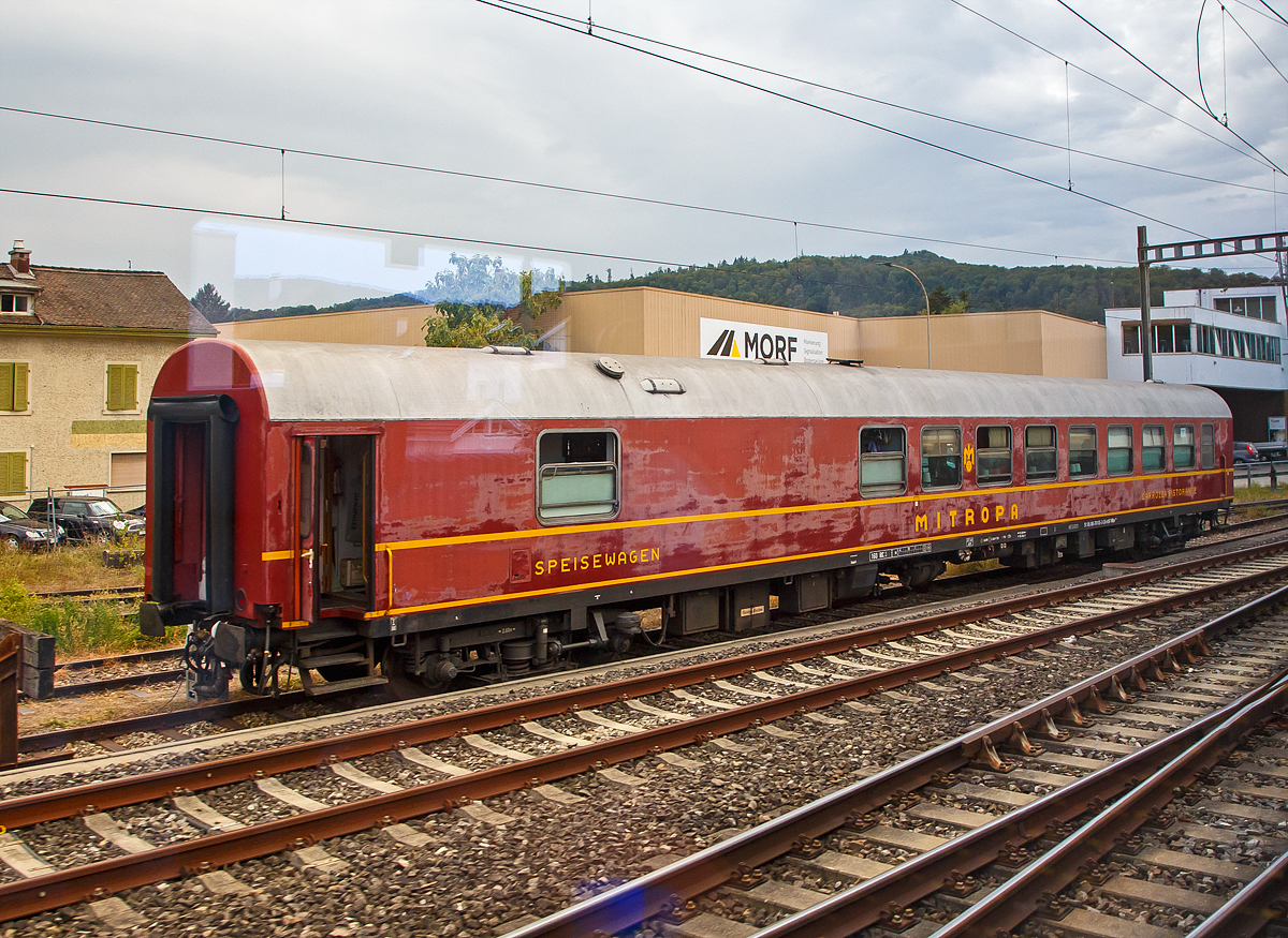 Aus dem verbeifahrendem Zug heraus und daher leider mit Spielelungen....
Der ehemaligen MITROPA Speisewagen 51 85 88-70 105-3 CH-HSF, der Gattung WRm 130.1, der Haltinger Speisewagenfreunde (HSF), eingestellt bei der Eurovapor, abgestellt am 09.09.2021 in Sissach.

Der Wagen wurde 1994 von der Vereinigten Schienenfahrzeugbau der DDR, VEB Wagonbau Bautzen, gebaut. Der Mitropa-Speisewagen bietet 40 Plätze mit Tischen (4-er Tische und 2-er Tische) und hat eine vollwertige Speisewagenküche. Der Speisewagen ist zugelassen in der Schweiz, Deutschland, Österreich, Italien, Frankreich (CH / D / A / I / F).

Der einst von der Speisewagengesellschaft MITROPA eingesetzte Speisewagen ging 1996 in Privatbesitz über. Er stammt aus einer Serie von 26 Speisewagen welche 1984 für die Speisewagengesellschaft MITROPA beim VEB Wagonbau Bautzen gebaut wurden. 1990 wurden sie von der Deutsche Reichsbahn übernommen. Mit einer Länge von 26,4 Metern entsprachen sie der Bauart UIC-Z. Sie boten neben einem Speiseraum mit 40 Sitzplätzen eine moderne Küche und als Besonderheit eine Duschkabine für das Personal. Die Wagen wurden zunächst in Transitzügen und internationalen Zügen eingesetzt, ab 1992 kamen sie auch in den Intercity-Verkehr, wofür einige der ursprünglich rot lackierten Wagen modernisiert und orientrot-lichtgrau mit pastellviolettem Begleitstreifen lackiert wurden. Ein Wagen lief vorübergehend in blauem Anstrich für die CityNightLine. Spätestens nach dem Jahr 2000 wurden die Wagen ausgemustert und teils an Museumsbahnen verkauft.

TECHNISCHE DATEN:
Spurweite: 1.435 mm (Normalspur)
Länge über Puffer: 26.400 mm
Gesamtgewicht:	44 t
Höchstgeschwindigkeit: 160 km/h
Sitzplätze : 40
Bremse: KE-GP-R

Wer war die Mitropa:
Die MITROPA (vollständiger Firmenname MITROPA Mitteleuropäische Schlafwagen- und Speisewagen-Aktien-Gesellschaft, ab 1994 MITROPA AG) war eine Bewirtungs- und Beherbergungsgesellschaft, die die Versorgung von Reisenden in Bahnhöfen und auf Autobahnraststätten bereitstellte und durchführte. Sie wurde 1916 zum Betrieb von Schlaf- und Speisewagen gegründet. „MITROPA“ ist ein Akronym, das sich aus „MITteleuROPäische Schlaf- und Speisewagen Aktiengesellschaft“ ableitet.
Nach dem 2. Weltkrieg blieb auf dem Gebiet der sowjetischen Besatzungszone bzw. DDR (im Netz der DR) der Name MITROPA erhalten. In den Westzonen bzw. spätere Bundesrepublik Deutschland (im Netz der DB) bildeten sich nach 1945 aus den MITROPA-Betrieben die Deutsche Schlafwagen- und Speisewagengesellschaft (DSG).
