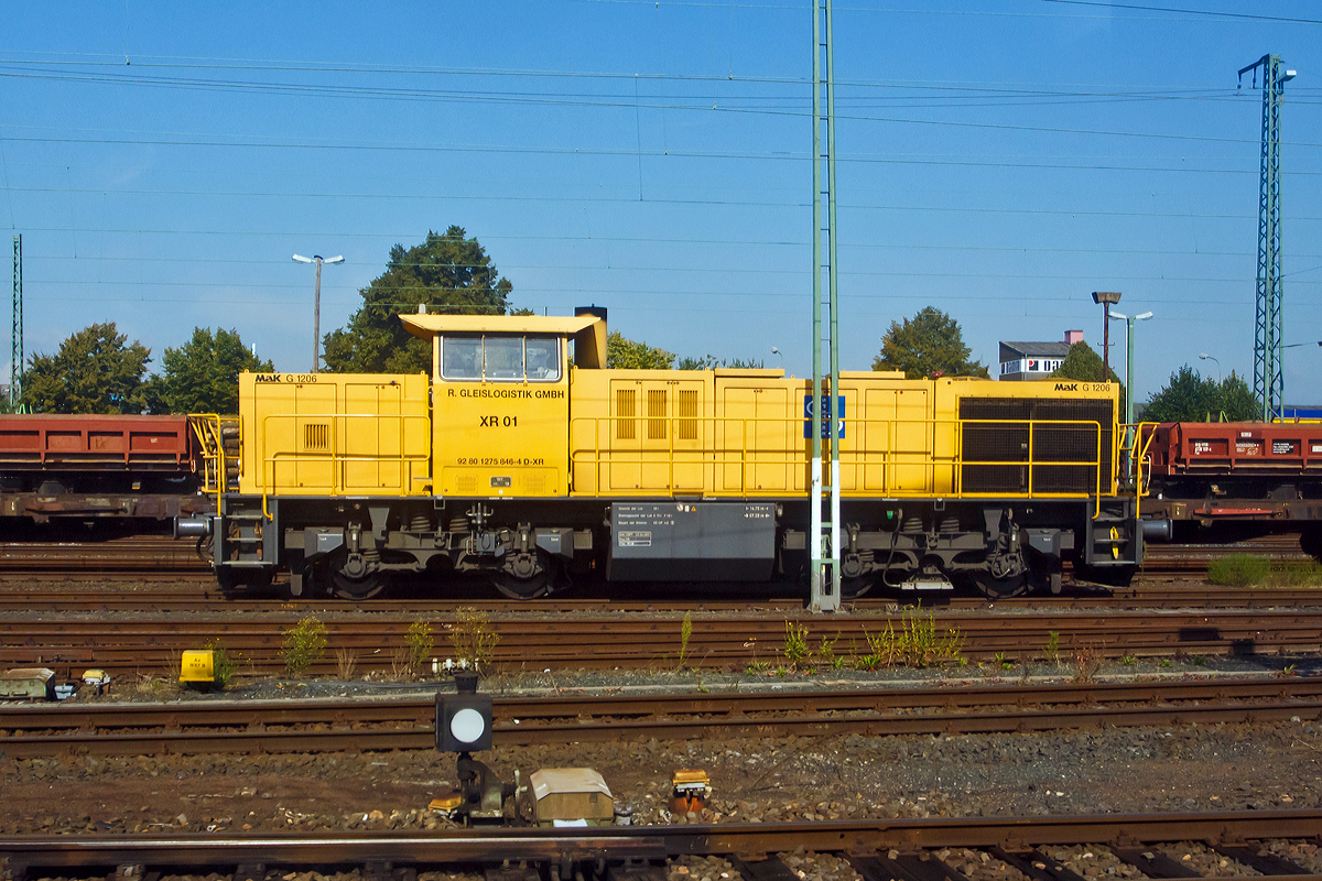 
Aus dem Zug heraus konnte ich am 27.08.2014 in Gießen die XR 01 (92 80 1275 846-4 D-XR) der SPITZKE RIEBEL GLEISLOGISTIK GmbH aus Buchloe (ex V 200 001 der Xaver Riebel Gleisbau) fotografieren. 

Die MaK G 1206 wurde 2003 von Vossloh unter der Fabriknummer 1001382 gebaut.

Die Lokomotiven vom Typ MaK G 1206 sind dieselhydraulische Mehrzwecklokomotiven und werden im Strecken- und Rangierdienst eingesetzt. Sie eignen sich sehr gut für die
Überführung von Gleisbaumaschinen über weite Entfernungen, sowie für Transporte zur Ver- und Entsorgung von Bahnbaustellen.


Technische Daten:
Spurweite: 1.435 mm
Achsanordnung B`B`
Länge über Puffer: 14.700 mm
Drehzapfenabstand: 7.200 mm
Achsabstand im Drehgestell: 2.400 mm
Dienstgewicht: 87,3 t
Höchstgeschwindigkeit: 100 km/h
max. Schleppgeschwindigkeit: 80 km/h
kleinste Dauerfahrgeschwindigkeit: 10 km/h
mittlere Achslast 21,8 t

Motor: 
Caterpillar 12 Zylinder 4-Takt Dieselmotor mit Abgasturbolader und Ladeluftkühlung vom Typ 3512 B DI TA mit einer Leistung von 1.500 kW bei1.800 U/min

Kraftübertragung: Strömungsgetriebe, Voith L5r4zU2
Betriebsstoffvorräte Dieselkraftstoff: 3.500 l
	
