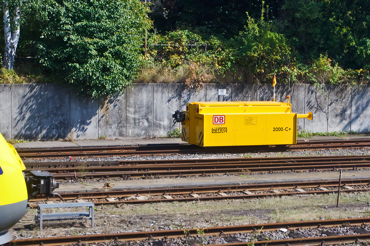 Aus dem Zug heraus konnte ich am 27.08.2014 in Gie�en dieses neueartig ferngesteuerte batteriebetriebene schienengebundene Rangierfahrzeug der DB Regio AG erhaschen und fotografieren. 

Nach dem ich im Netz nichts gefunden habe, schrieb ich eine Mail an den Hersteller, der mir dankenderweise die Technische Daten mailte. Das Fahrzeug dient haupts�chlich dazu E-Triebz�gen der BR 442 (Bombardier Talent 2,  auch Hamsterbacke genannt) in der Waschanlage zu bewegen, da dort eine Oberleitung wohl sehr ung�nstig ist (Strom und Wasser vertagen sich bekanntlich erweise nicht).

Das Rangierfahrzeug vom Typ NITEQ 2000-C+, ist eine Entwicklung der Firma NITEQ BV, Transport & Handling Systems in Nibbixwoud (Holland), dieses wurde 2014 gebaut.

Typ: NITEQ 2000-C+
Spurweite: 1.435 mm
Achsformel: B (2 Antriebsachsen)
Antrieb: Gummi gefedert Typ NITEQ 66-1530
Antriebsmotoren: 2 x 8 kW - 1500 UpM
Max. Zuglast (Waschanlage Projekt): 440 t
Dienstgewicht: ca. 7.500  kg (�10%)
Max. Zugkraft: 23 kN
Anhalte Genauigkeit: �20 mm
Bremszeit / Bremsweg: 8 s = ca.2 m
L�nge Rahmen ohne Kupplung: 3.300 mm
Achsabstand: 2.500 mm
Geschwindigkeit: 0 - 15 / 0 - 80 (m/min), somit ist die H�chstgeschwindigkeit ca. 5 km/h
Batterie: 48 V / 1125 Ah Traktion Batterie mit Wasserf�llsystem und Elektrolyt Umw�lze System
Ladeger�t In der Zugmaschine eingebaut: 2x NG7 (400VAC/32A)
Antriebsmotoren: 2 x 8 kW - 1500 UpM
Bremssystem - Normal: Elektronisch mit dem Regler mittels regeneratives
Bremsen - Parken und Not-Halt 1 Federspeicherbremse auf jedem Antriebsmotor- Luft Der Zug kann gebremst werden.
Kupplung: Scharfenbergkupplung (Schaku) Type 10 (Entkuppeln, Luftversorgung)
Kompressor: KF30BF5.5  5 kW
Lufttrockner: ATK-AP4 35 m3/h

Mein Dank nochmals an Herrn Thomas ter Berg von NITEQ BV ( http://www.niteq.nl ) 