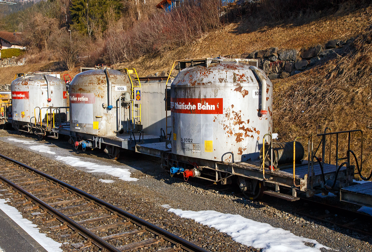Aus dem Zug heraus....
Die RhB-Mohrenk�pfe bzw. zweiachsiger RhB- Zementsilowagen (Dienstwagen) Xc 931 22 (ex RhB Uce 8075), Xc 931 24 (ex RhB Uce 8078) und Xc 931 21 ex RhB Uce 8017)  abgestellt am 18.02.2017 in Tiefencastel.

TECHNISCHE DATEN:
Typenbezeichnung:  Xc (bis 2014 Uce)
Baujahre:  1956 - 1959
Spurweite: 1.000 mm
L�nge �ber Puffer: 7.740 mm 
Ladevolumen: 12,5 m�
Eigengewicht: 7.900 kg
Ladegewicht:  15 Tonnen

