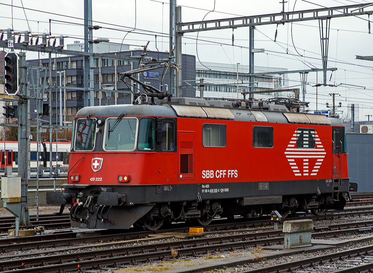 
Aus dem Zug heraus....
Die SBB LION Re 420 222 (91 85 4420 222-2 CH-SBB), ex Re 4/4 II - 11 222, steht am 17.02.2017 beim Bahnhof Basel SBB.

Modernisierungsprogramm LION
30 der Re 4/4 II (11201–11230)  der 2. Serie sind von 2011 bis 2016 als Re 420 LION für die Zürcher S-Bahn SBB im Industriewerk Bellinzona modernisiert worden. Sie erhielten dabei eine Vielfachsteuerung Vst 6c (zusätzlich zur vorhandenen IIId), eine 18-polige UIC-Leitung, eine neue Verkabelung mit brandhemmendem Material, neue Batterieladegeräte, Geschwindigkeitsmessanlagen vom Typ Hasler TELOC 1500, Führerstandsanzeigen und Geschwindigkeitsanzeigern vom Typ Hasler SPEEDO. Äußerlich erkennbar sind die neuen LED-Scheinwerfer, Rechteck-Puffer, die WBL-85-Stromabnehmer (von den Re 460), die wegfallenden Chrombuchstaben «SBB–CFF» bzw. «SBB–FFS» und die neue Farbgebung, die an die der Re 460 angelehnt ist. 