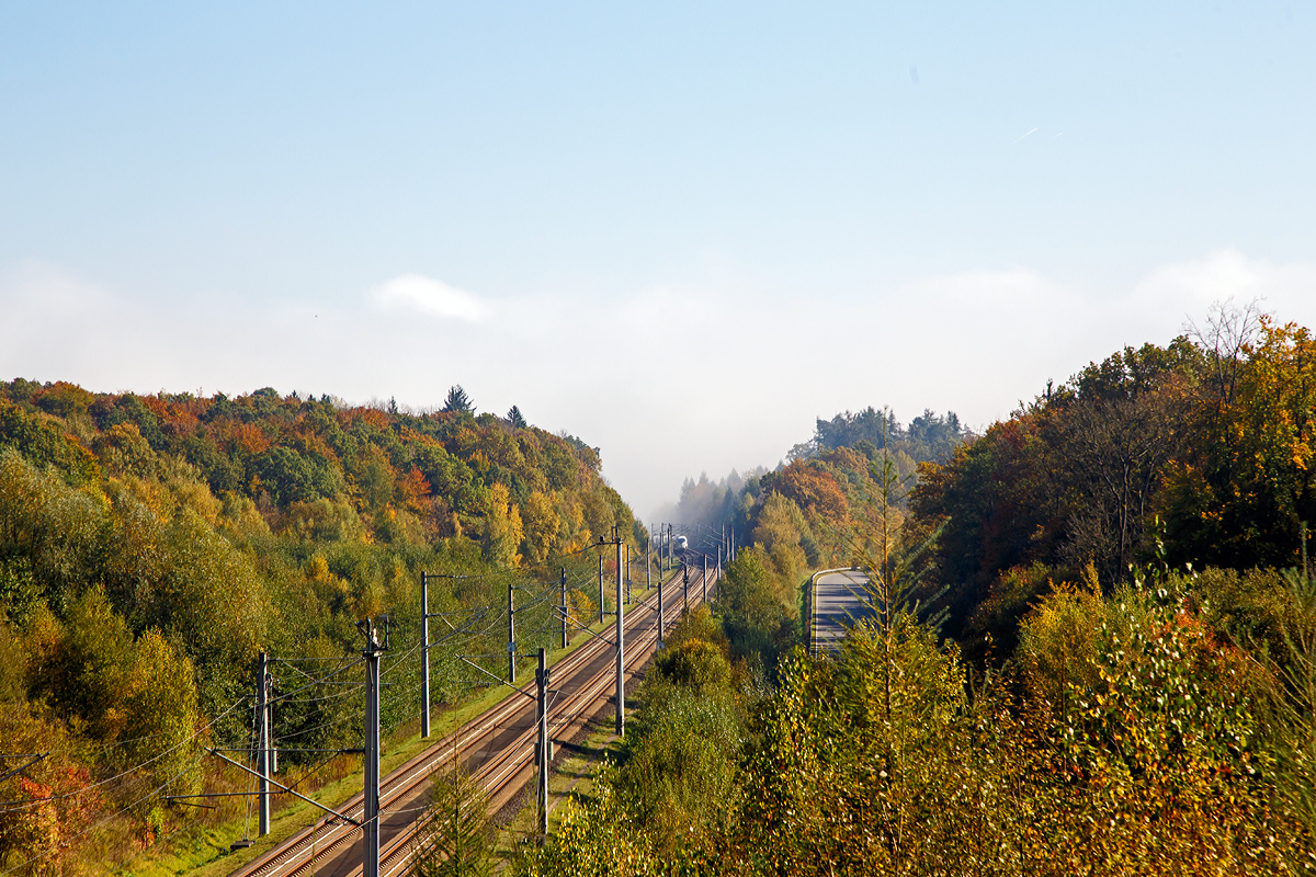 
Aus den Nebel tauchen sie auf...
Die beiden gekuppelten ICE 3 (BR 403) Tz 354  Mittenwald  und Tz 304  München  auf der Schnellfahrstrecke Köln–Rhein/Main (KBS 472) am 15.10.2017 beim Elzer Berg.