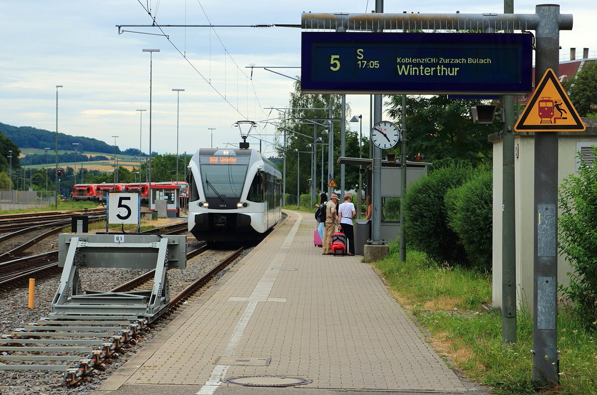Aus Winterthur kommend f�hrt der RABe 526 720 am 26.07.2015 in Waldshut ein. Dem Gep�ck nach zu urteilen, haben die heimreisenden Fahrg�ste ihren Kurzurlaub im Nachbarland auch zu Eink�ufen genutzt.