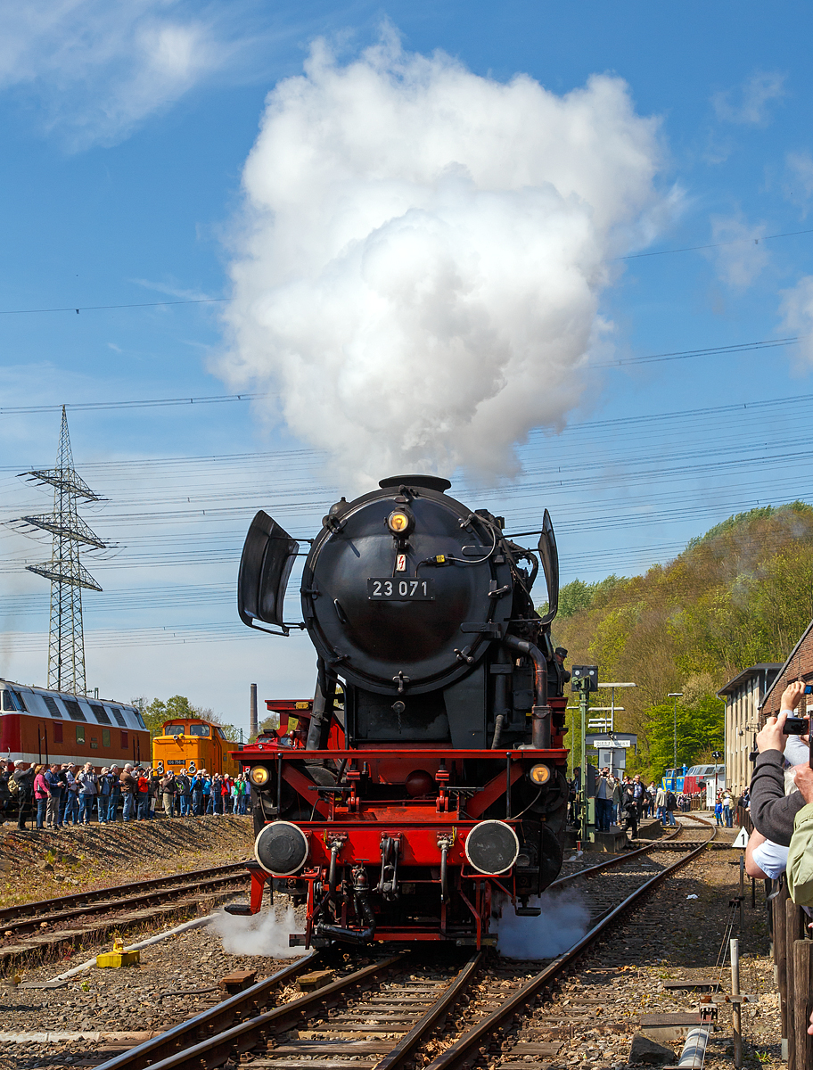 
Ausfahrt der Personenzuglokomotive 23 071 (ex DB 023 071-4) der VSM - Veluwsche Stoomtrain Matschappij (NL Apeldoorn) am 30.04.2017 mit dem Dampfpendelzug aus dem Eisenbahnmuseum Bochum-Dahlhausen.

Die Lok wurde 1956 von Arnold Jung Lokomotivfabrik GmbH, Jungenthal bei Kirchen a.d. Sieg unter der Fabriknummer 12506 gebaut. Dort wurde auch 1959 mit der 23 105 die letzte von der DB beschaffe Dampflok gebaut.