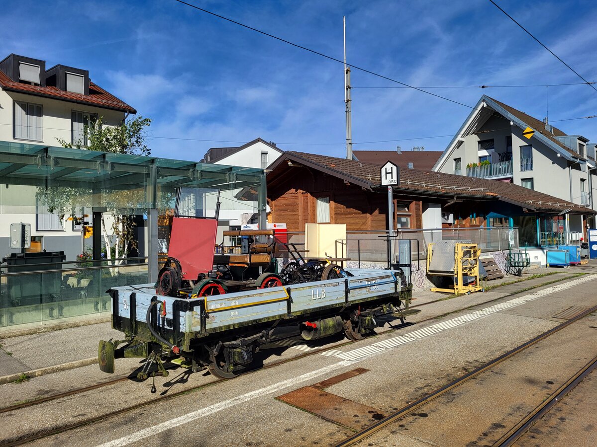 Autour de la voie ferrée / Rund um die eiserne Bahn (Herbstevent 2024) Der LEB M51 beladen mit einem RhB Dm 1/2 und einem Dh 1/2 in Blonay, wobei bei dem von Hand betriebenen Dh 1/2 das  h  sowie auch die 1/2 seltsam sind.

7. Sept. 2024