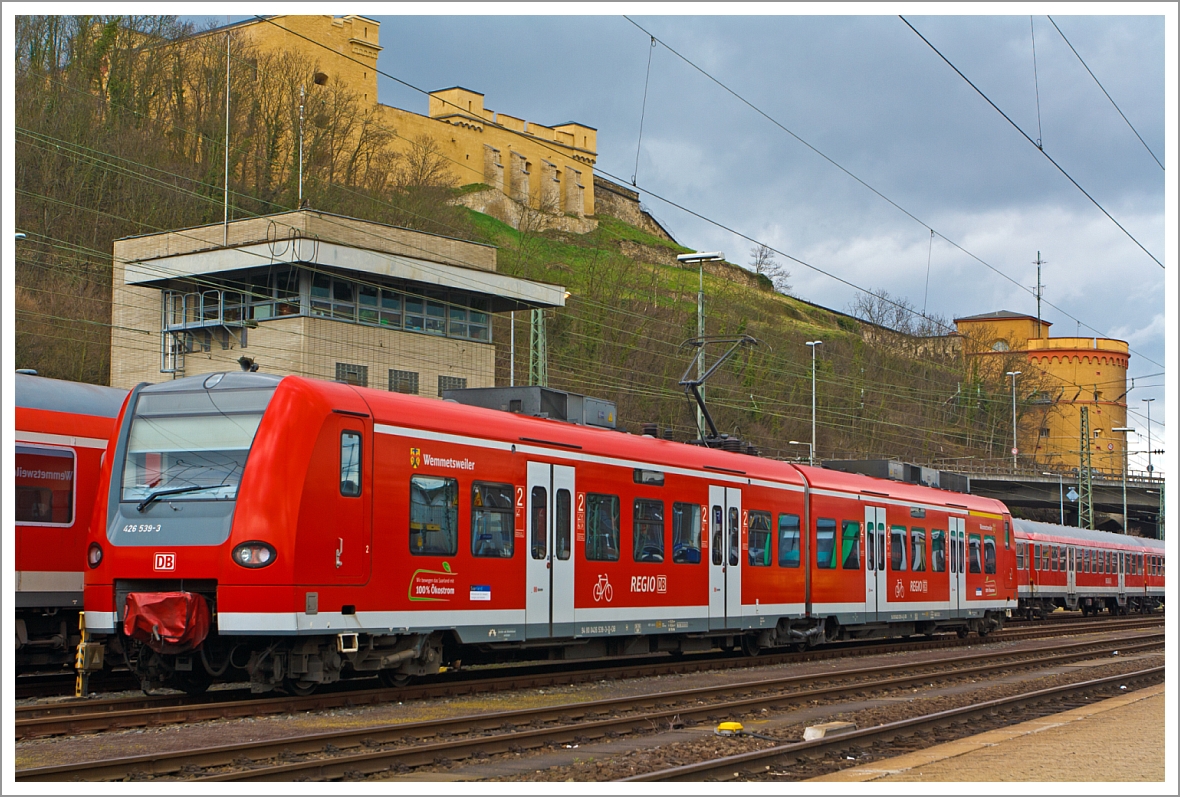 Babyquietschie  Wemmetsweiler“  426 539-3 / 426 039-4 (94 80 0426 539-3-D-DB und 94 80 0426 039-4-D-DB) der DB Regio abgestellt am 13.04.2013 im Hbf Koblenz.
Die Triebwagen der Baureihen 425 und 426 des Konsortiums Siemens Transportation Systems/Bombardier/DWA sind leichte Elektro-Gliedertriebz�ge f�r S-Bahn- und Regionalverkehr. Sie sind nahezu baugleich mit der Baureihe 424, die im hannoverschen S-Bahnnetz eingesetzt wird. Mit der hochflurigen und �u�erlich sehr �hnlichen reinen S-Bahn-Baureihe 423 gibt es dagegen nur wenige technische Gemeinsamkeiten.

F�r Strecken mit schw�cherem Fahrgastaufkommen und zur bedarfsgerechten Verst�rkung von 425ern wurde die zweiteilige Baureihe 426 beschafft. Dieser Zug besteht lediglich aus zwei Endwagen und ist nur 36 Meter lang. Sein Aussehen (kurz, rot und rechteckig mit „Henkel“ (der Stromabnehmer) in der Mitte) trug ihm die Spitznamen „Erdbeerk�rbchen“ oder „Babyquietschie“ ein. Bei diesen Fahrzeugen tritt im Regelbetrieb die Problematik der sich aufschaukelnden Fahrleitung zu Tage: Werden drei oder vier Fahrzeuge gekuppelt gefahren, muss ihre H�chstgeschwindigkeit begrenzt werden, weil die Stromabnehmerabst�nde zu kurz sind. Die Fahrleitung bildet eine geschwindigkeitsabh�ngige Welle, bei der der mittlere oder letzte Stromabnehmer den Kontakt verlieren kann.

Die Triebwagen der Baureihen 425 und 426 werden seit dem Jahr 2000 bisher nur durch die Regio-Tochterfirmen der Deutschen Bahn eingesetzt. Bisher wurden 43 dieser zweiteiligen Einheiten gebaut.

Technische Daten:
Achsformel: Bo'(2)Bo'
Spurweite: 1435 mm (Normalspur)
L�nge �ber Scharfenberg-Kupplung: 36.490 mm
Leergewicht: 63,2 t
H�chstgeschwindigkeit: 160 km/h
Stundenleistung: 1.1750 kW
Beschleunigung: 0,88 m/s�
Motorentyp: Drehstrom-Asynchron

