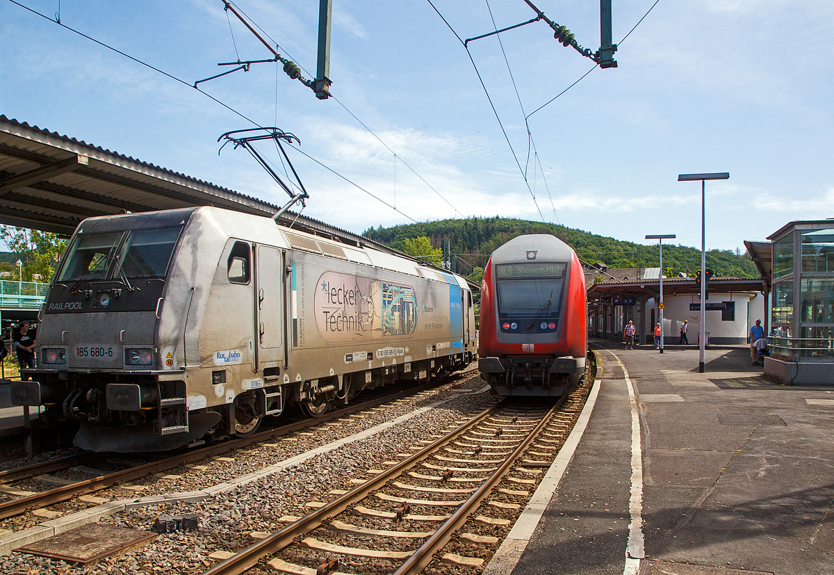 Bahnchaos in Betzdorf (Sieg)....
Die an die RTB CARGO GmbH vermietete 185 680-6 (91 80 6185 680-6 D-Rpool) der Railpool GmbH fährt am 17.06.2022 als Lz auf dem Gegengleis (Gleis 106) durch den Bahnhof Betzdorf (Sieg) nach Kirchen (Sieg), um einen liegengeblieben Güterzug abzuschleppen. Dies geschah in Richtung Siegen, da ich beide nach 2 Stunden noch nicht zu sehen bekam. Rechts steht die 146 005-4 mit dem RE 9 (rsx - Rhein-Sieg-Express) Aachen - Köln – Siegen. Sie muss noch etwas länger warten, fast eine 1/2 Stunde. Wobei es ist ja nicht mit der Verspätung eines Zuges getan, es baut sich dann auf viele Verbindungen auf. 