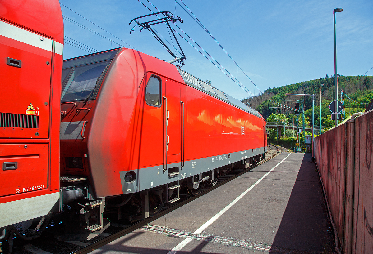 Bahnchaos in Betzdorf (Sieg)....
Nach einer Zwangspause von fast einer halben Stunde, geht es für die 146 005-4 mit dem RE 9 (rsx - Rhein-Sieg-Express) nach Siegen am 17.06.2022 endlich vom Bahnhof Betzdorf (Sieg), mit Signal Zs 1 – Ersatzsignal (drei weiße Lappen), weiter. So kann sie am Signal Hp 0 (oder am gestörten Lichthauptsignal) ohne schriftlichen Befehl vorbeifahren. In Kirchen (Sieg) war ein Güterzug liegengeblieben und verursachte ein große Störung des Bahnverkehrs.
