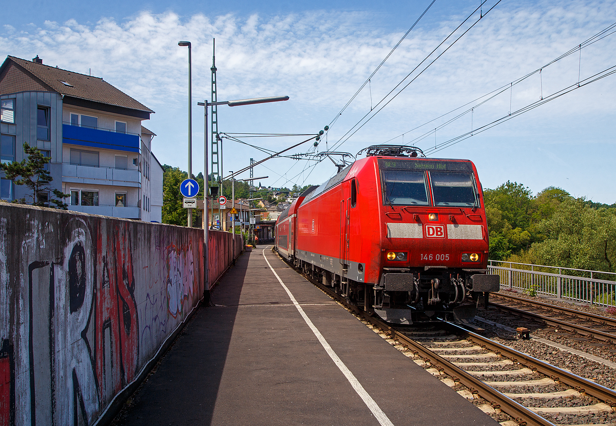 Bahnchaos in Betzdorf (Sieg)....
Zwangspause der 146 005-4 (91 80 6146 005-4 D-DB) der DB Regio NRW mit dem RE 9 (rsx - Rhein-Sieg-Express) Aachen - Köln – Siegen, am 17.06.2022 im Bahnhof Betzdorf (Sieg), denn in Kirchen (Sieg) ist ein Güterzug liegengeblieben.
